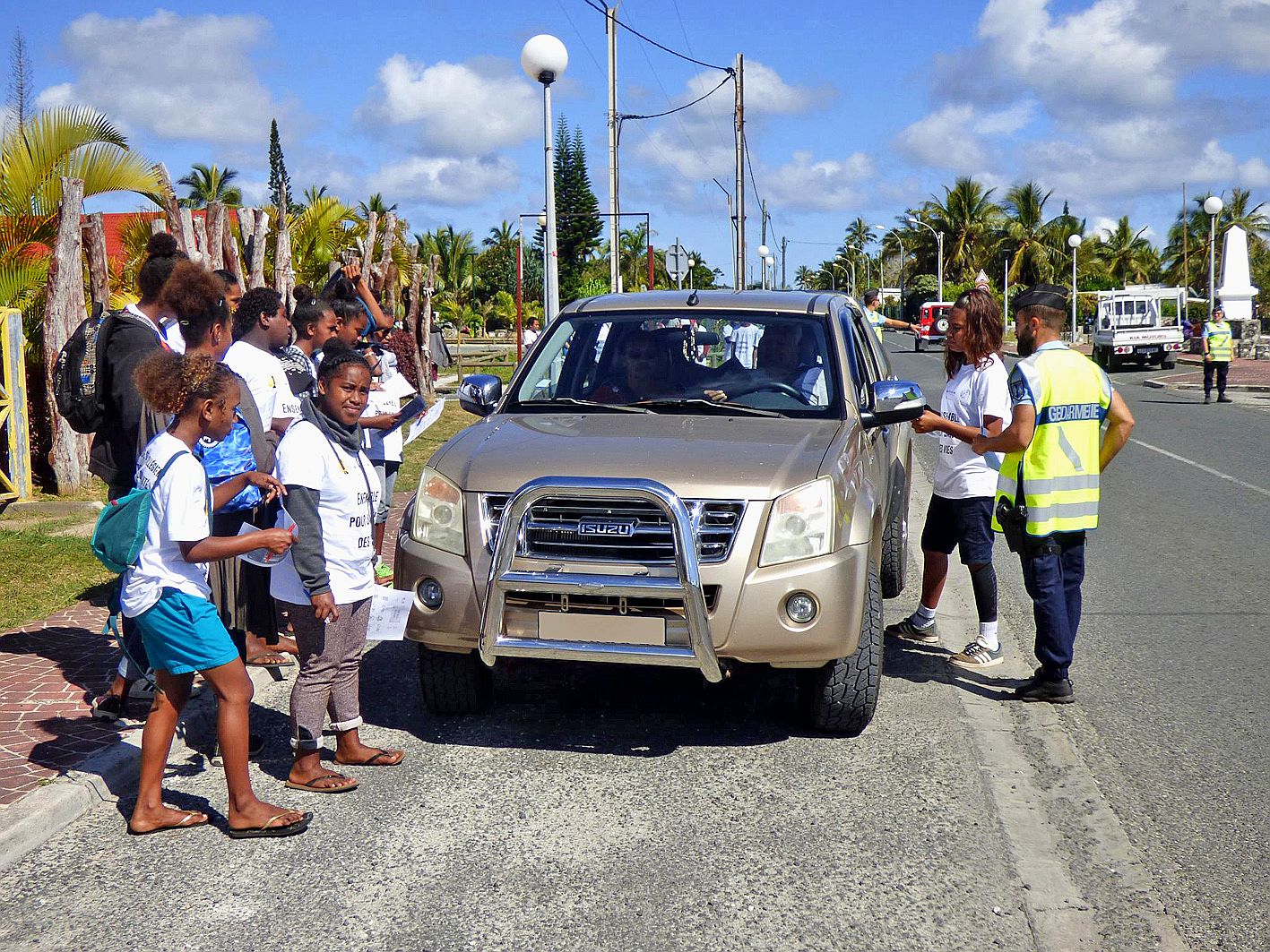 Les jeunes ont participé, avec  la gendarmerie de Wé et de Xépénéhé, aux contrôles des automobilistes en les interpellant sur le thème de la sécurité routière et en leur distribuant des prospectus comportant, en français et en drehu, les 10 règles essenti