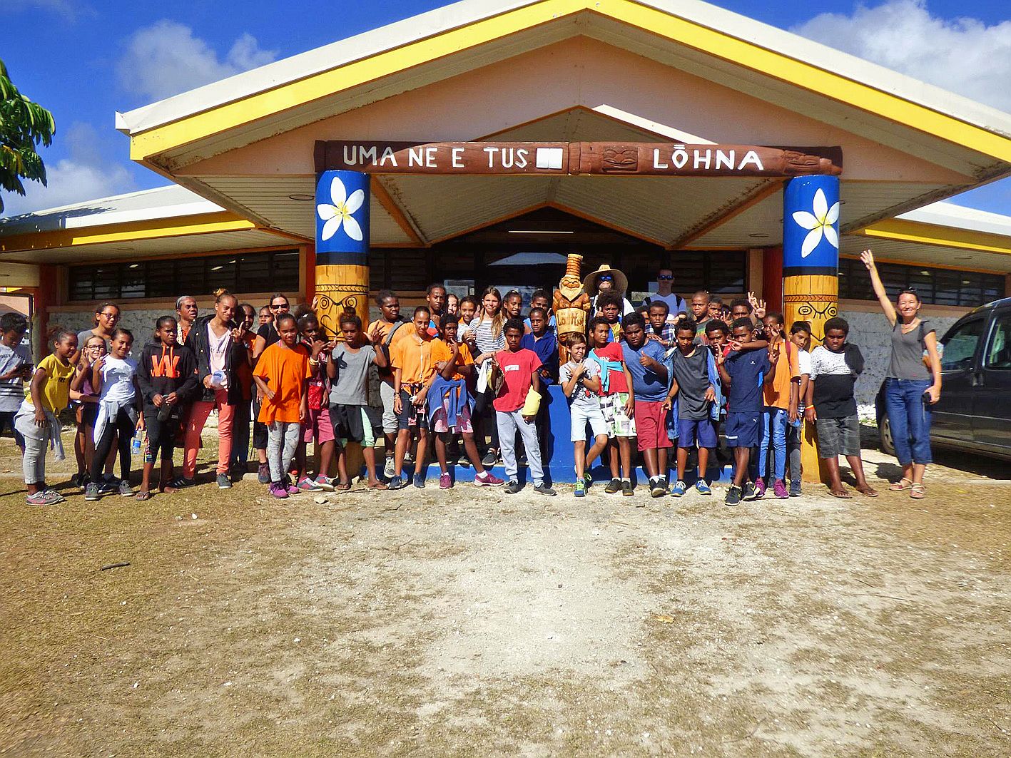 En marge de cette action préventive, deux classes de 6e du collège Laura-Boula, qui suivaient le sentier poétique et numérique dans les rues de Wé, ont fait une halte à la bibliothèque Lohna puis se sont associées quelques instants à cette matinée sur la 