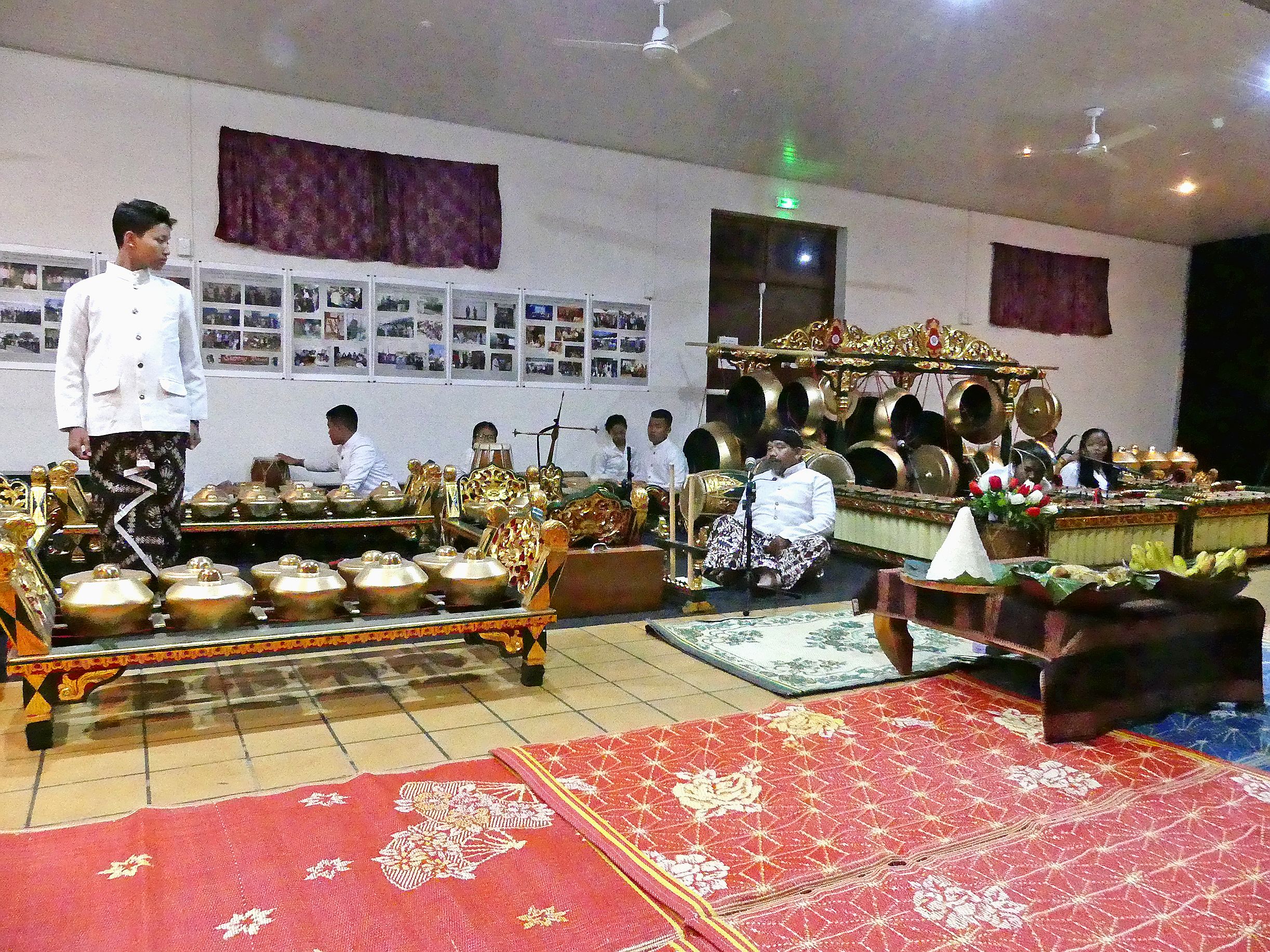 Acquis avec l’aide d’une subvention de 2 millions de francs de la ville, le nouveau set de gamelan de l’AINC, arrivé par conteneur, a été livré vendredi matin, au foyer de Robinson. Il a été baptisé hier soir.