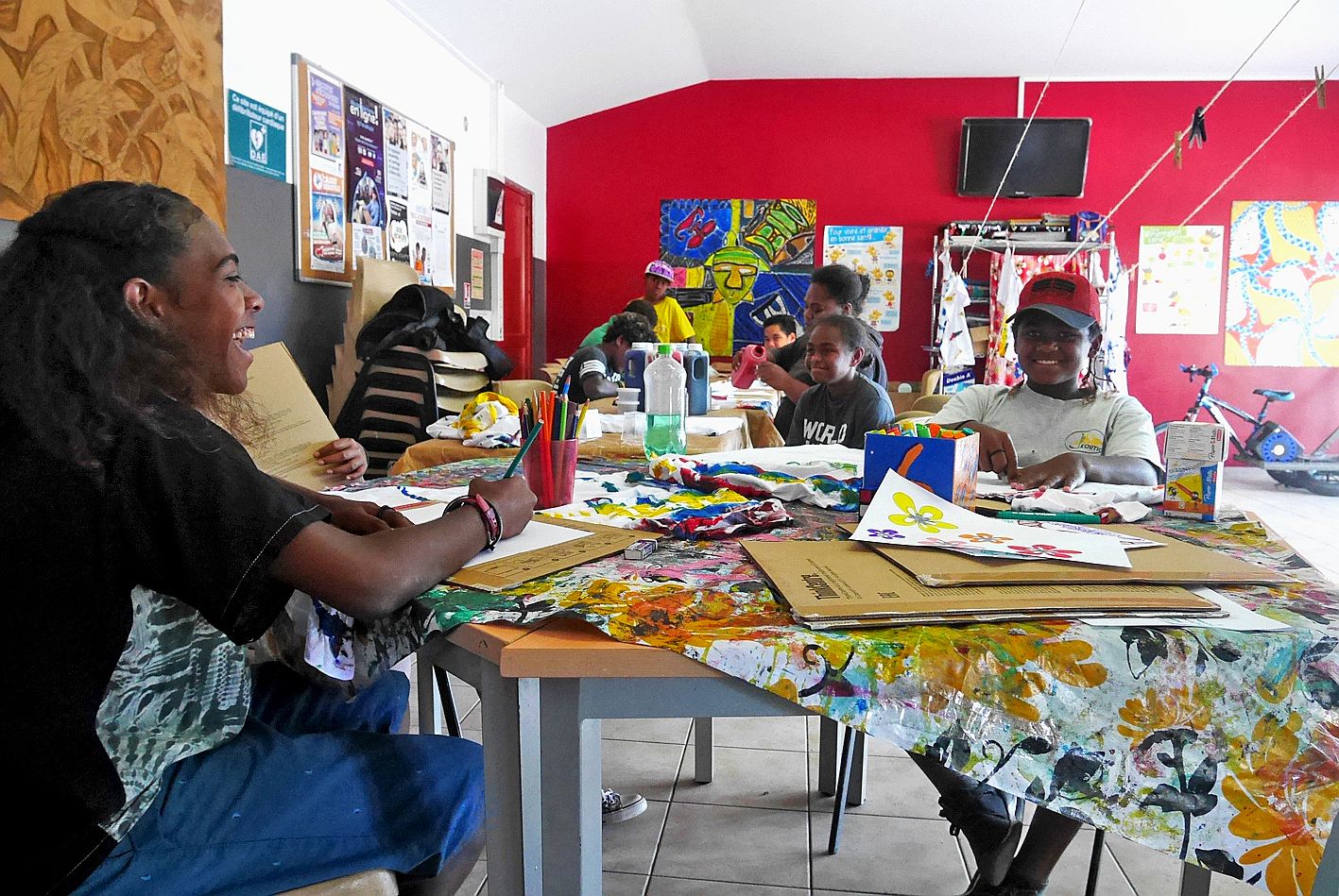 À Koutio, dans la maison de quartier Jacarandas, les enfants préparent leurs tenues de sport pour la journée de vendredi. Aujourd’hui, toute la journée, auront lieu des jeux de plein-air et des activités sportives sous la forme d’un « rallye tournant ». L