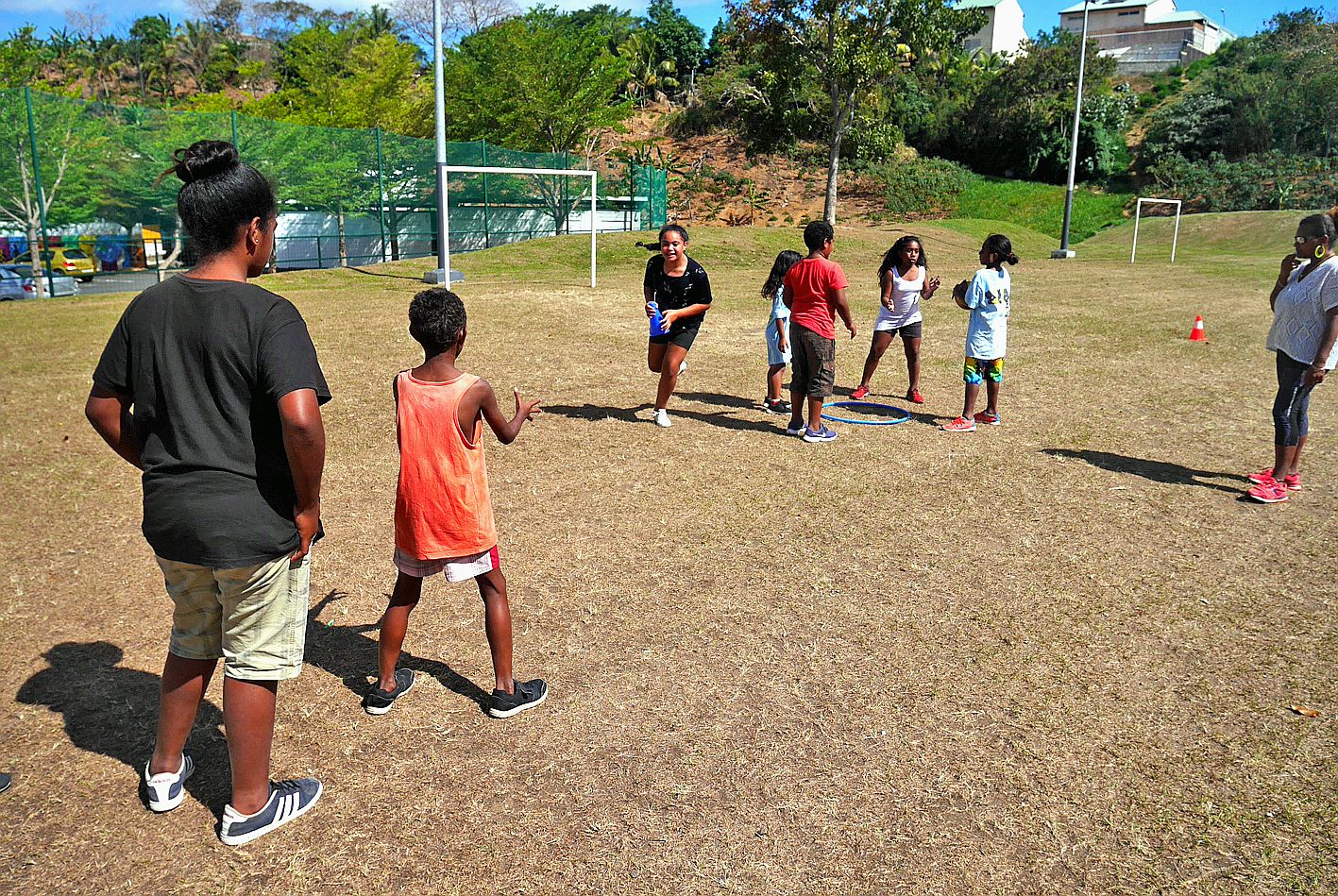 En cet après-midi ensoleillé, les enfants s’entraînent pour les activités sportives qui auront lieu tout au long de la semaine prochaine lors de la 2e édition du Festival en quartier. Ici, les animatrices Patricia et Lindsey supervisent des exercices qui 