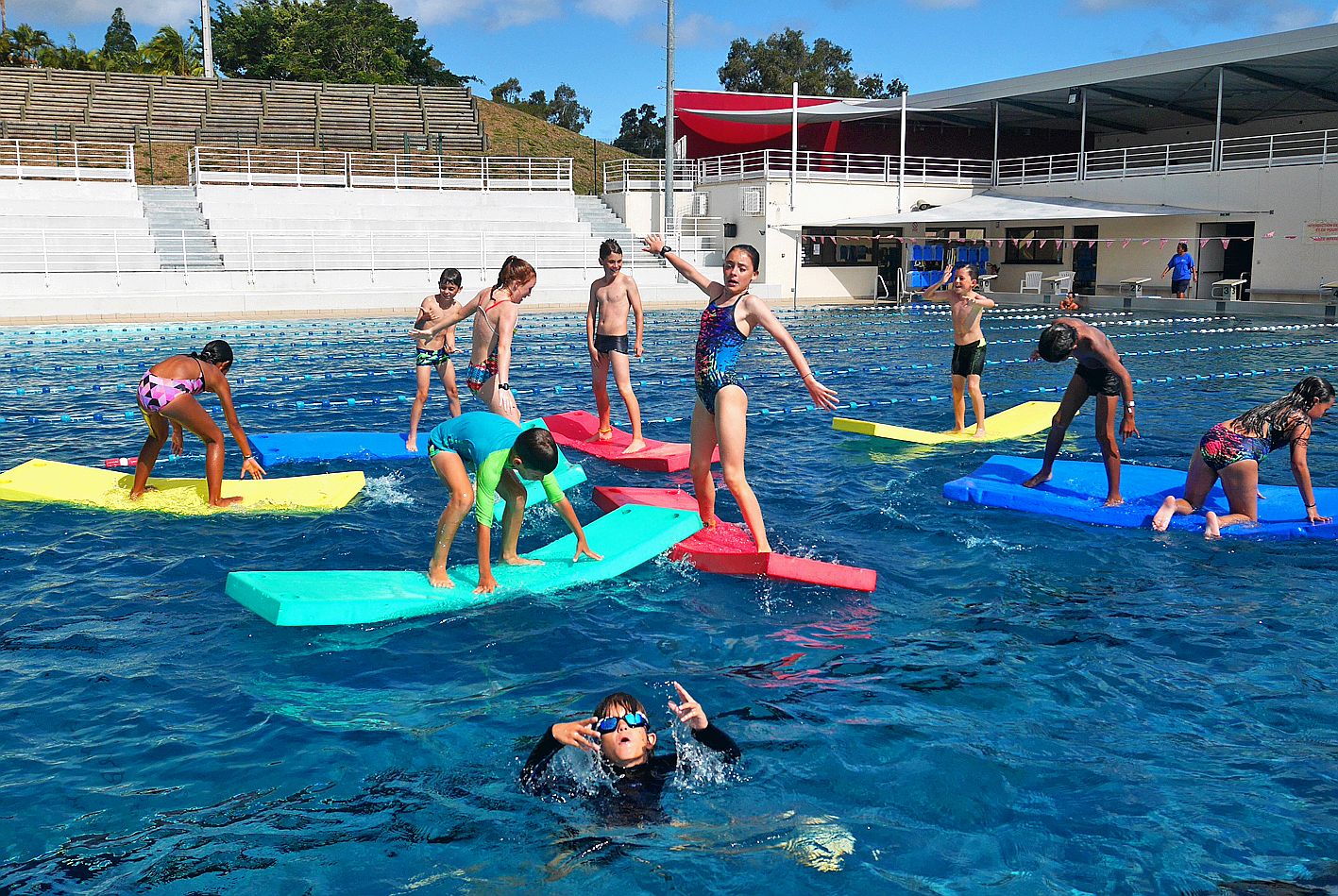 Le plaisir des enfants est placé au cœur de l’apprentissage. Au Centre aquatique régional de Dumbéa, des stages multi-activités sont organisés tous les après-midi et les exercices aquatiques proposés sont imaginés pour rester ludiques : courses de tapis f