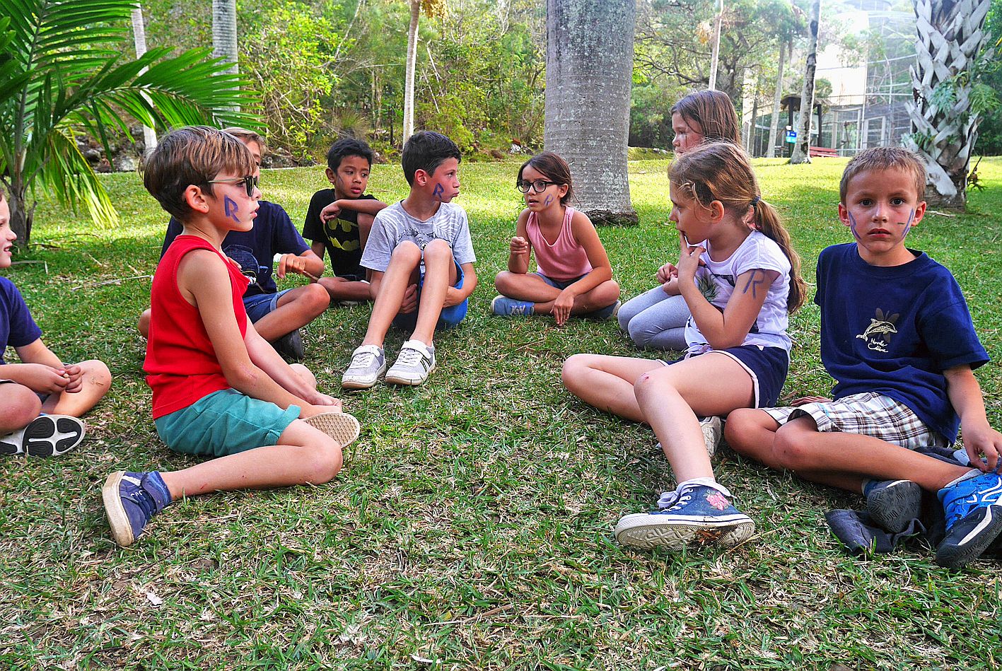 Portes-de-Fer. Au parc forestier, l’association Daovi organise des jeux pour sensibiliser les enfants aux problématiques environnementales. Lundi après-midi, il s’agissait d’un jeu en groupe sur la thématique « poils, plumes, écailles », avec l’équipe des