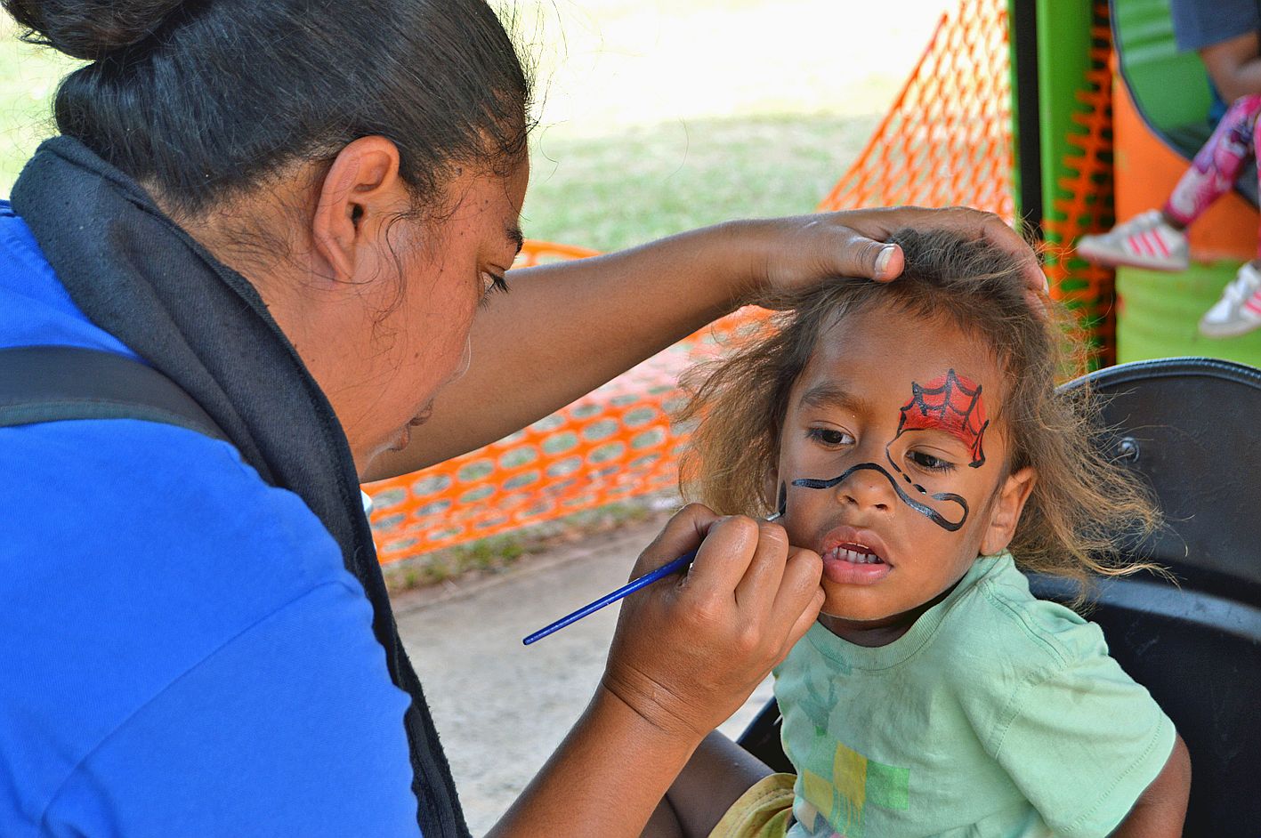 Samedi après-midi, le stand de maquillage n’a pas désempli. Le petit Nayel, 3 ans, a eu droit à un coup de pinceau façon Spiderman,  et l’affaire a été pliée en même pas cinq minutes. 