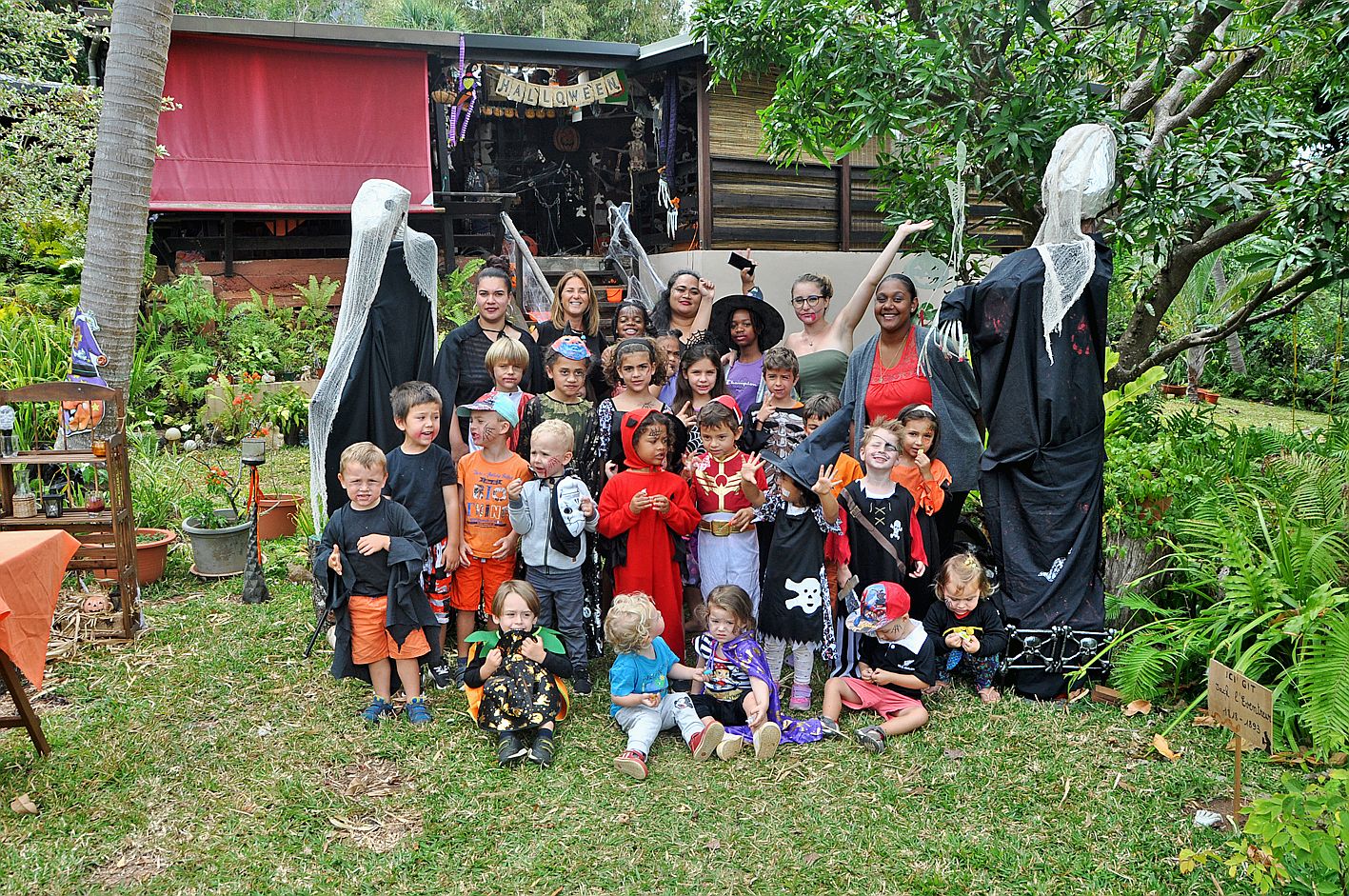 A l’image de ces enfants venus d’une crèche, jeudi dernier, les visiteurs sont invités à jouer le jeu et à venir déguisés pour recevoir des bonbons Photo G.R.