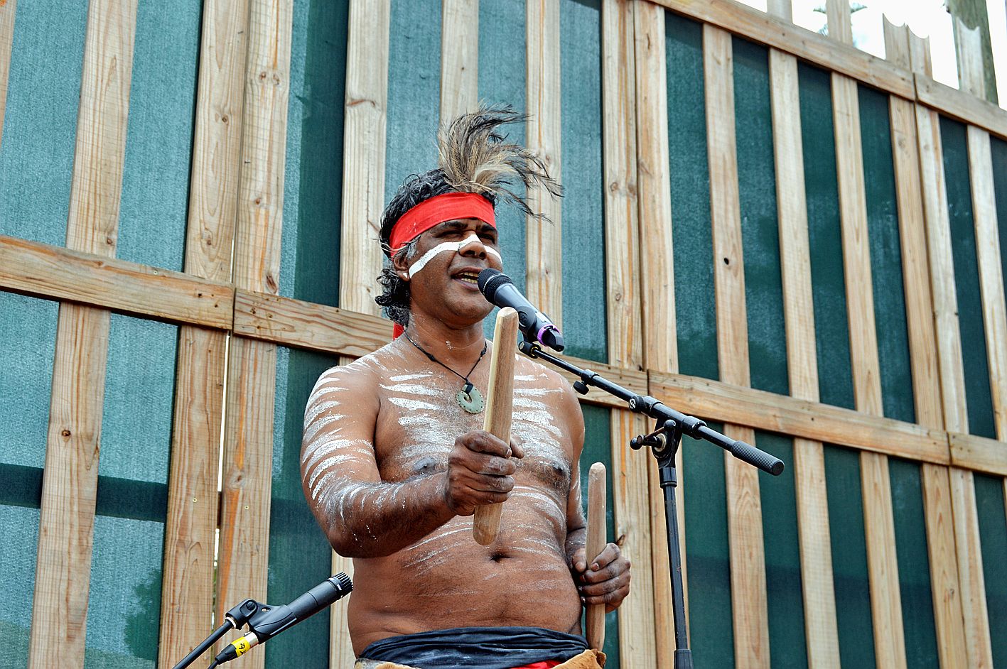 Lyndon Davis est un Australien de Maroochy, dans le Queensland. Son arrière-arrière-grand-père était originaire de Maré, venu en Australie, en 1876, pour travailler dans  les champs de canne à sucre.