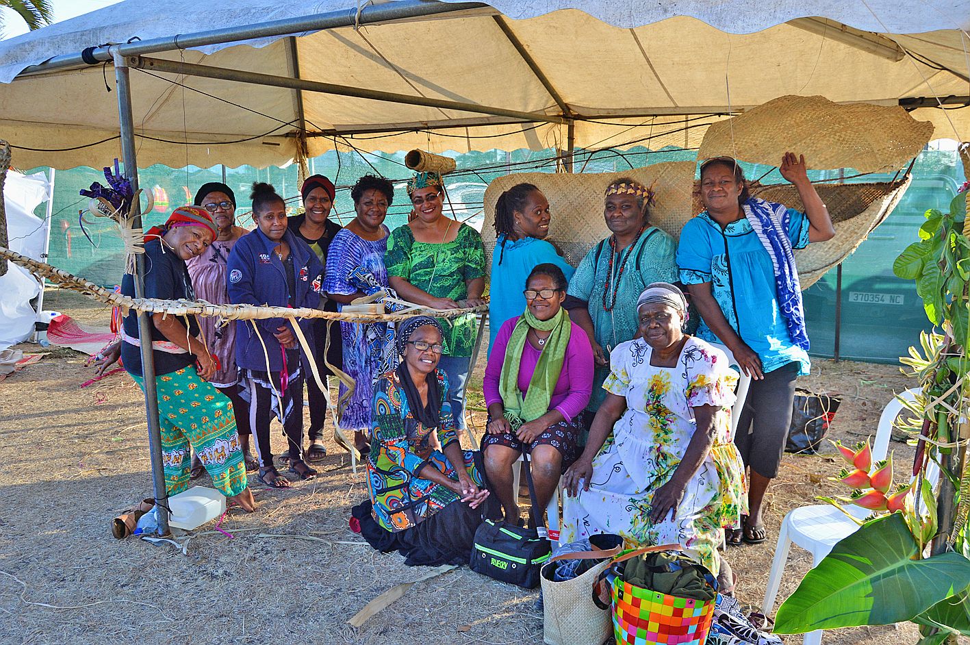 On est plus fortes à plusieurs : pour réaliser une baleine en tressant des feuilles de pandanus, des femmes de l’île Ouen, de Ouégoa, de Païta et de Nouméa ont uni leur savoir-faire à celui des invitées de Luganville, au Vanuatu.