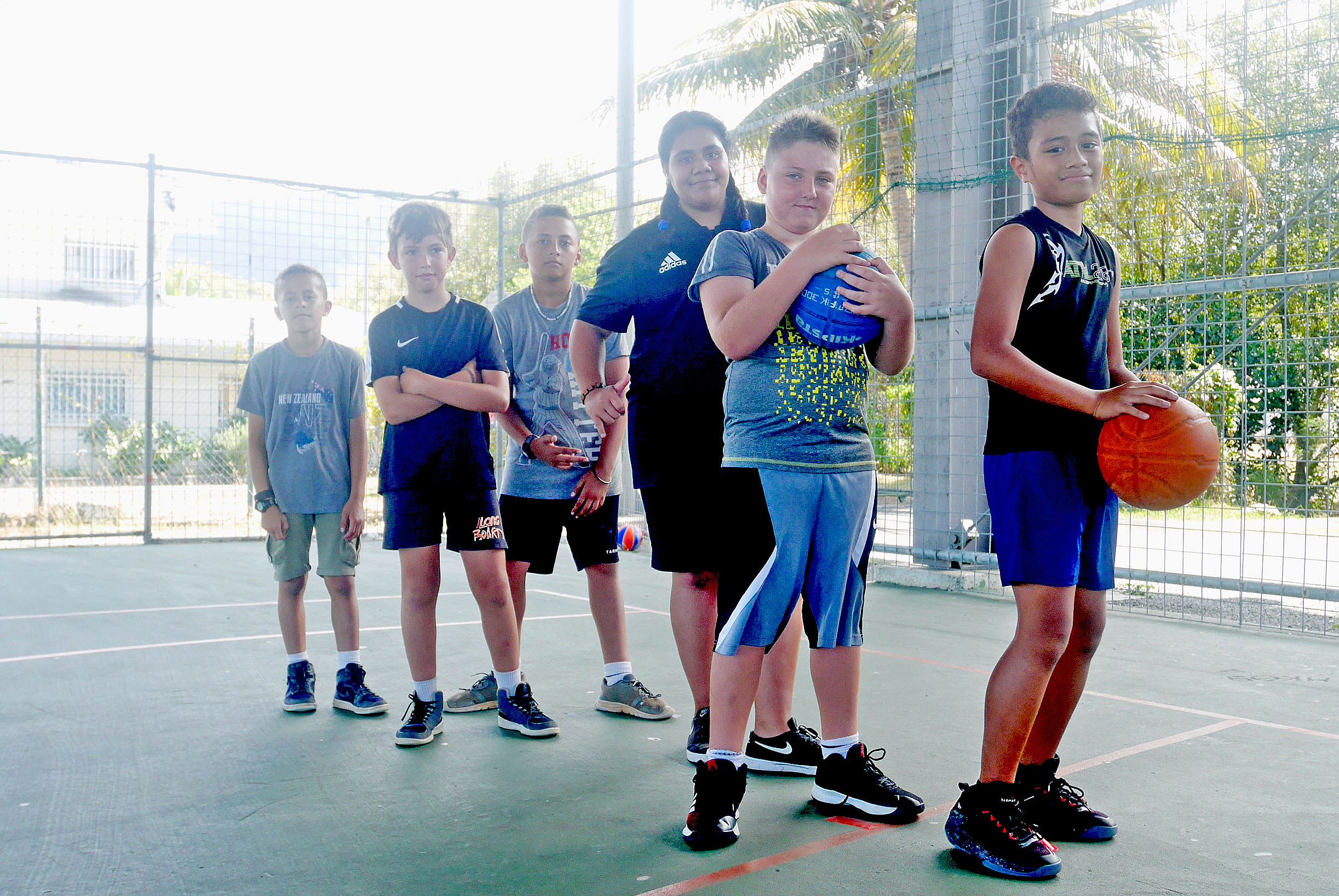 Des jeunes de 6 à 13 ans découvrent le basket, à l’ombre de la halle de Boulari. Encadrés par leur entraîneur, Félix, du Mont-Dore basket club, ils s’exercent au concours de tirs. Tout le monde peut participer grâce aux paniers de tailles variées.