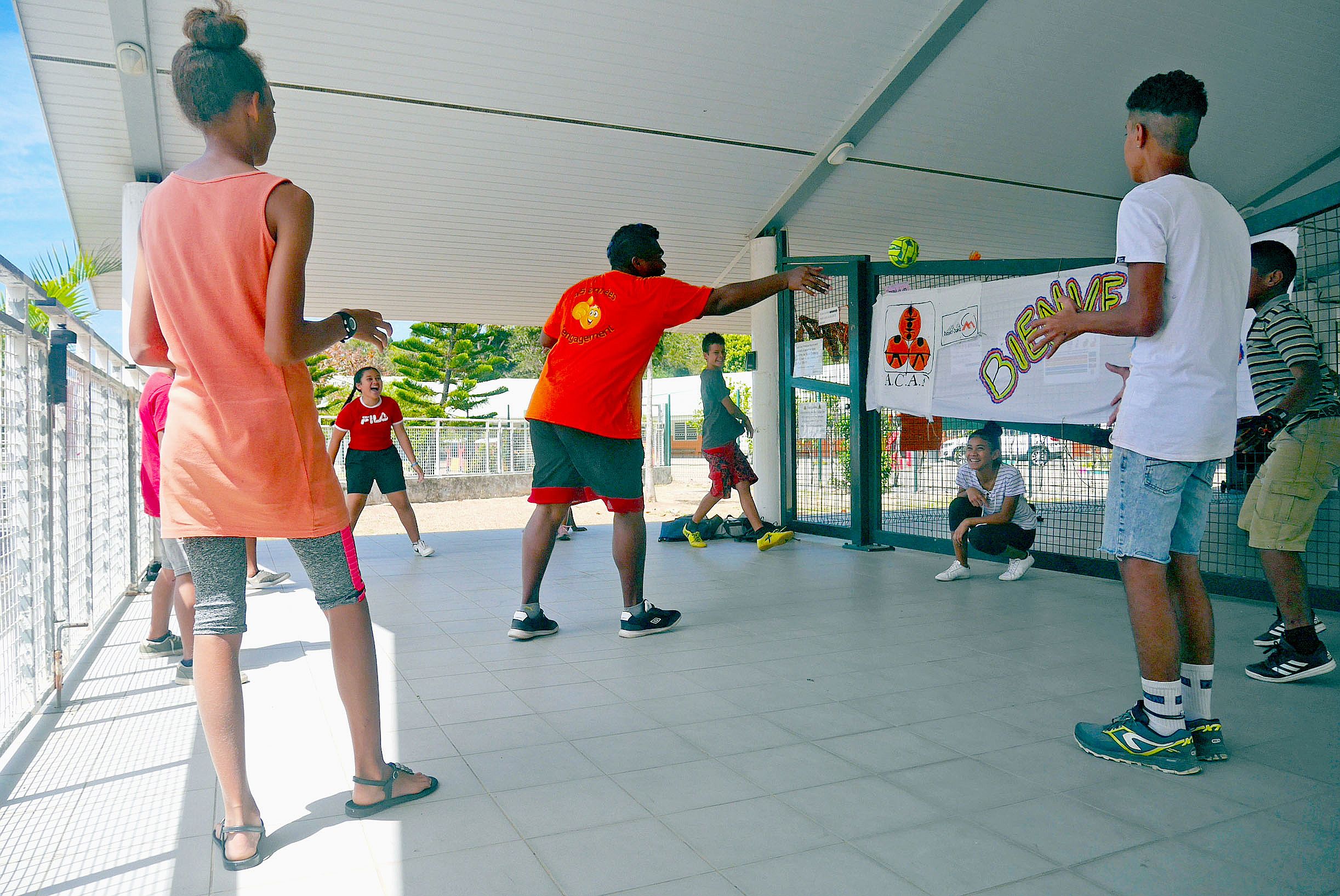 A l’école Jacques-Clavel, Poloshon, animateur de l’Acaf, organise un attrape-balle. Les ados de 11 à 16 ans aiment beaucoup ce jeu de concentration dans lequel il faut éviter de faire tomber la balle par terre alors que le lanceur fait des feintes pour ma