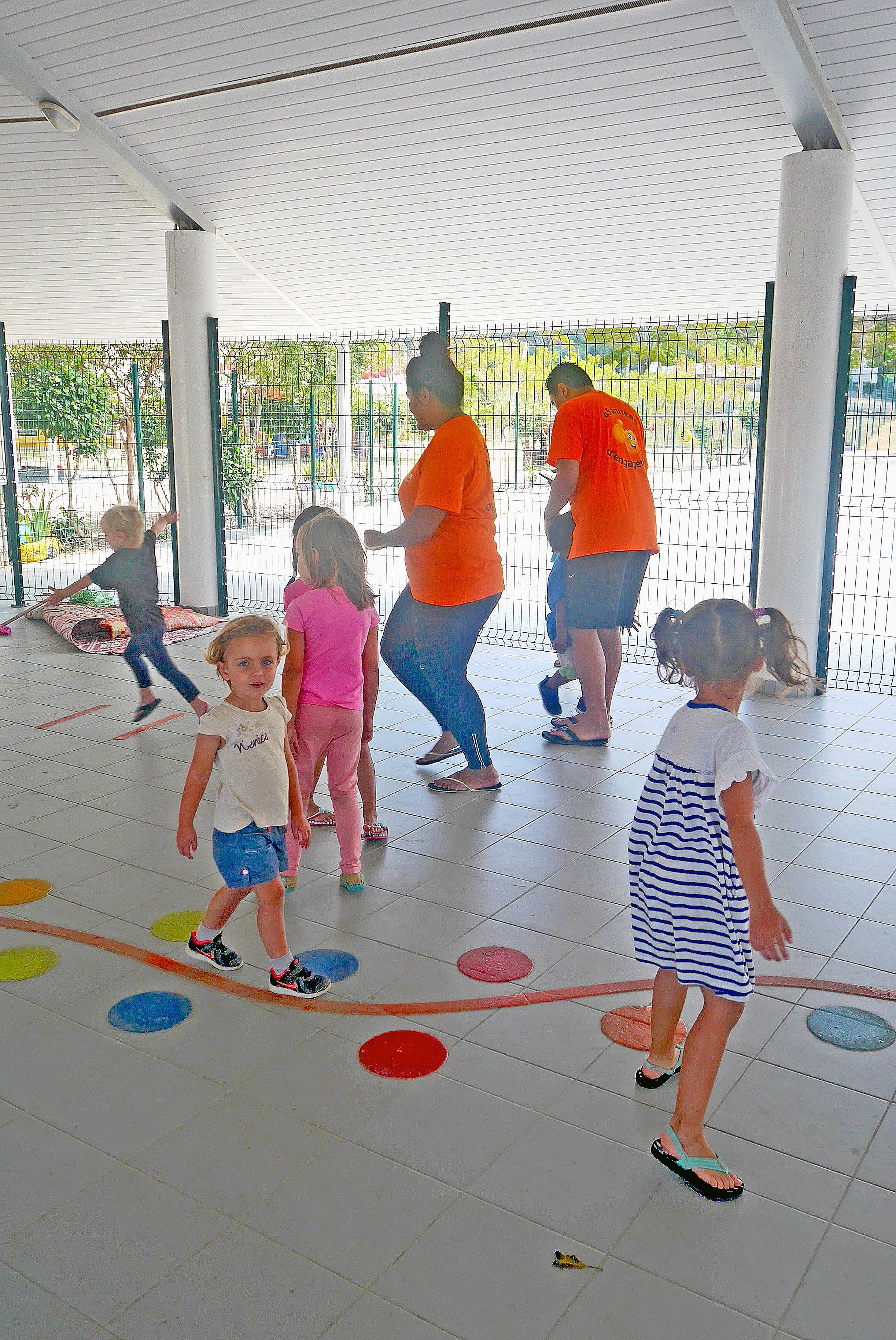 Guylliane et Christopher organisent un jeu des statues musicales avec le groupe des maternelle. Le but du jeu est de danser sur la musique et de s’arrêter immédiatement lorsque la musique est coupée par les animateurs.