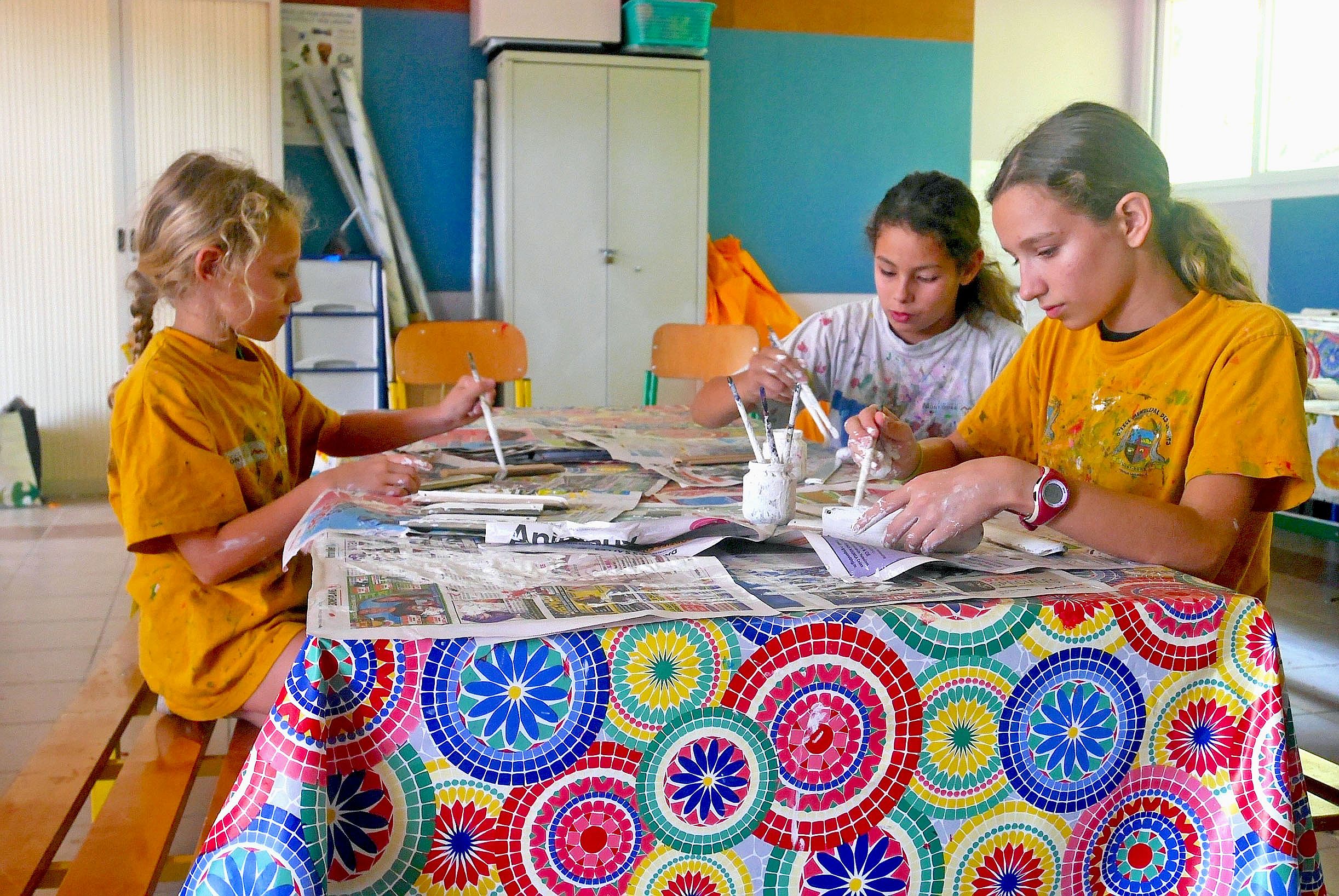 Au groupe scolaire de Yahoué, l’association Ethnic music espoir est chargée de l’animation. Elle accueille quarante enfants de 3 à 12 ans. Fabrication de didjeridoos, yoga, piscine, pique-nique, les enfants n’ont pas le temps de s’ennuyer. Ici, certains p