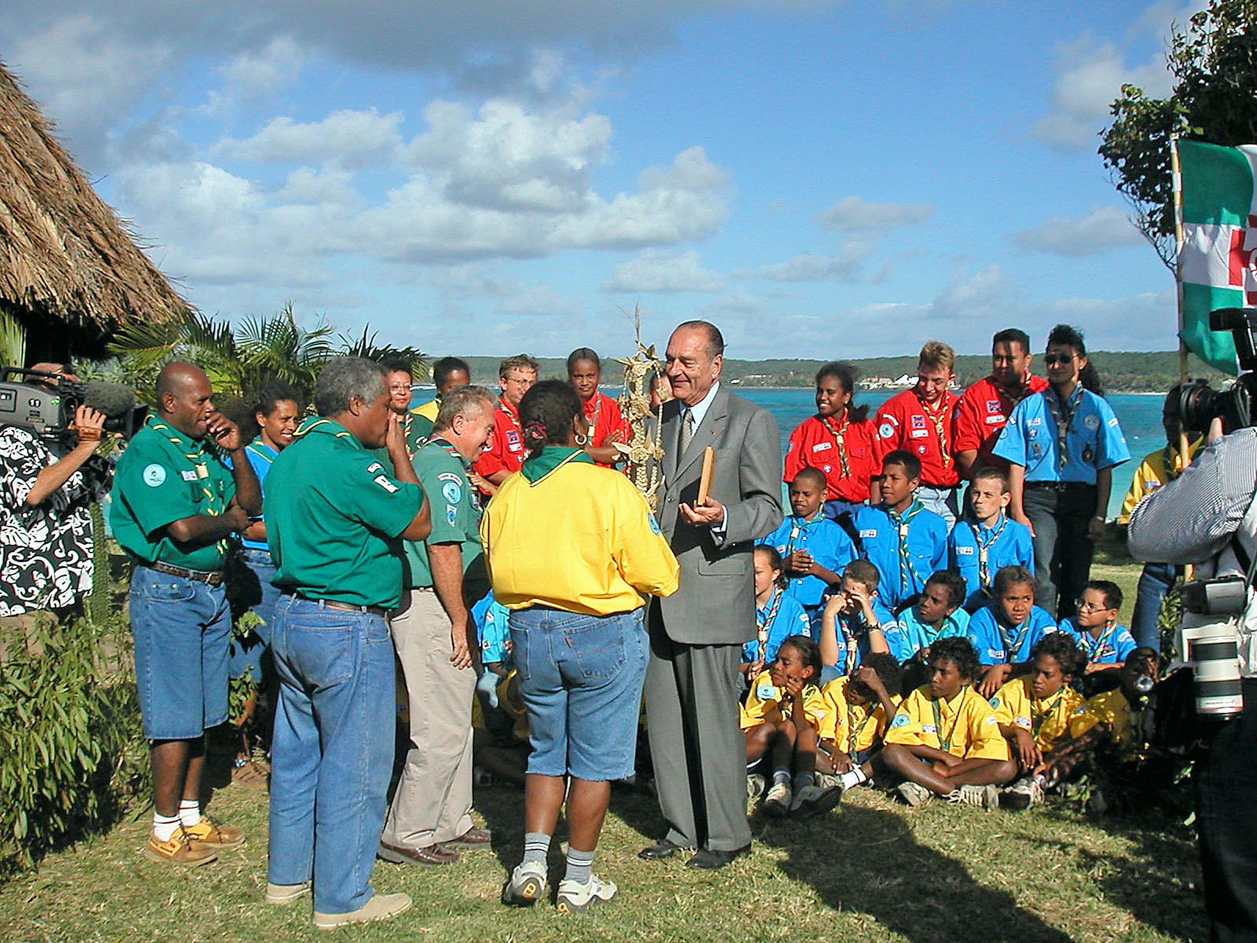 Parmi les échanges protocolaires, Jacques Chirac, scout durant sept ans, s’était rendu à un camp à Lifou, en 2003. Photo DR