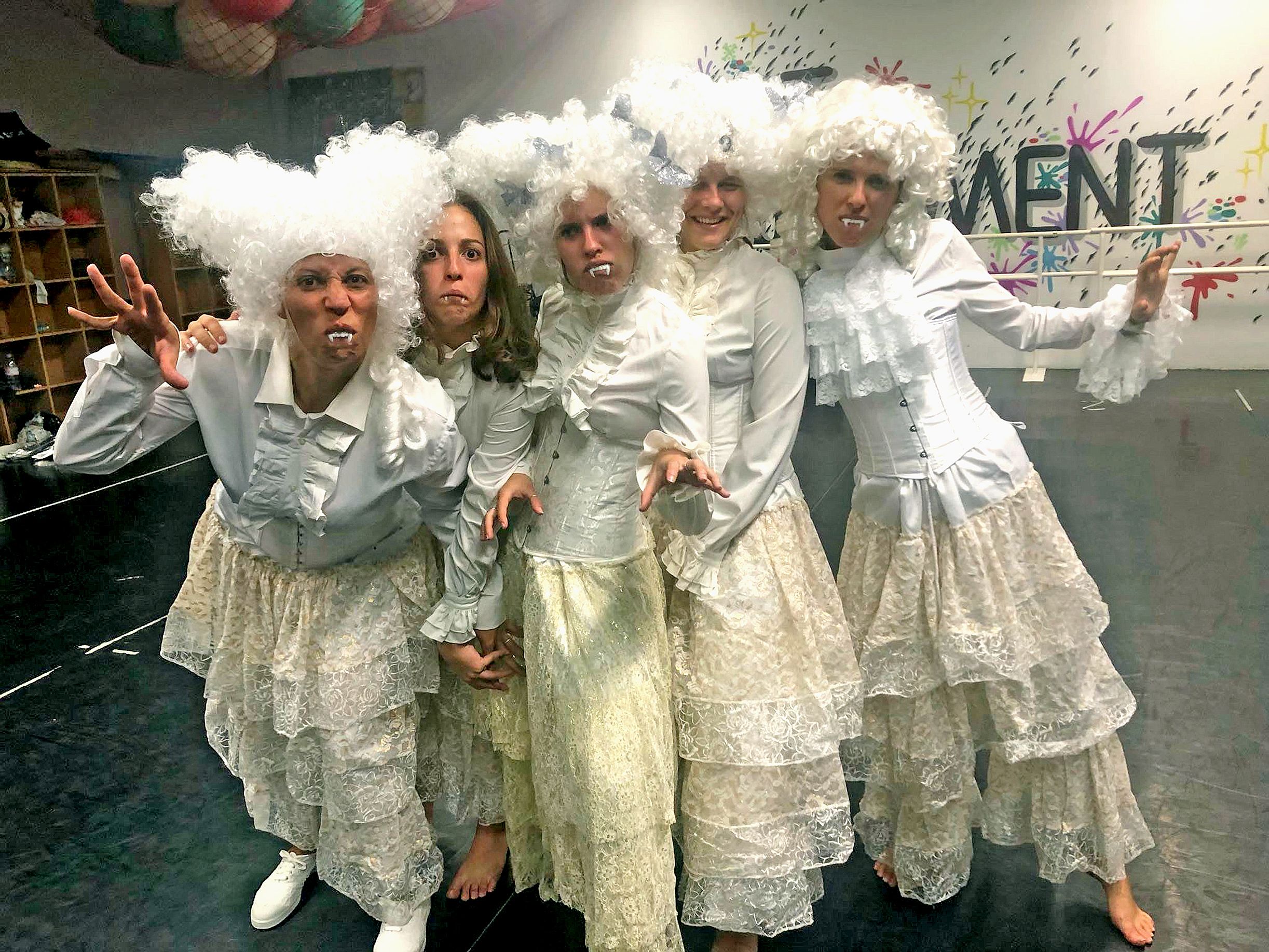 Costumes de l’époque victorienne de rigueur pour les danseuses  qui animeront la soirée. Photo DR