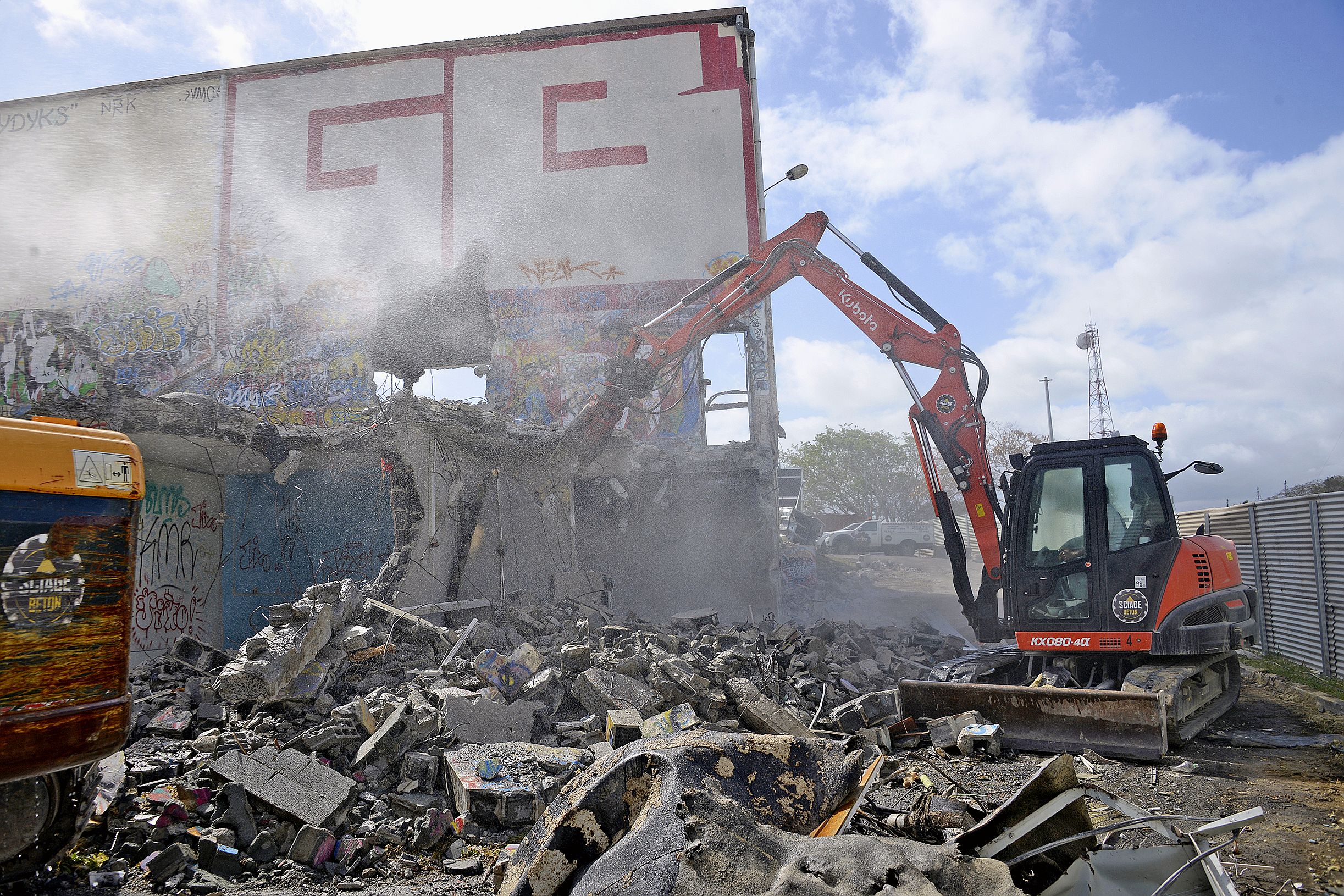 Le béton est découpé sur place puis évacué afin d’être concassé, avant d’être transporté à Koutio-Kouéta, où sont stockés les déchets inertes.