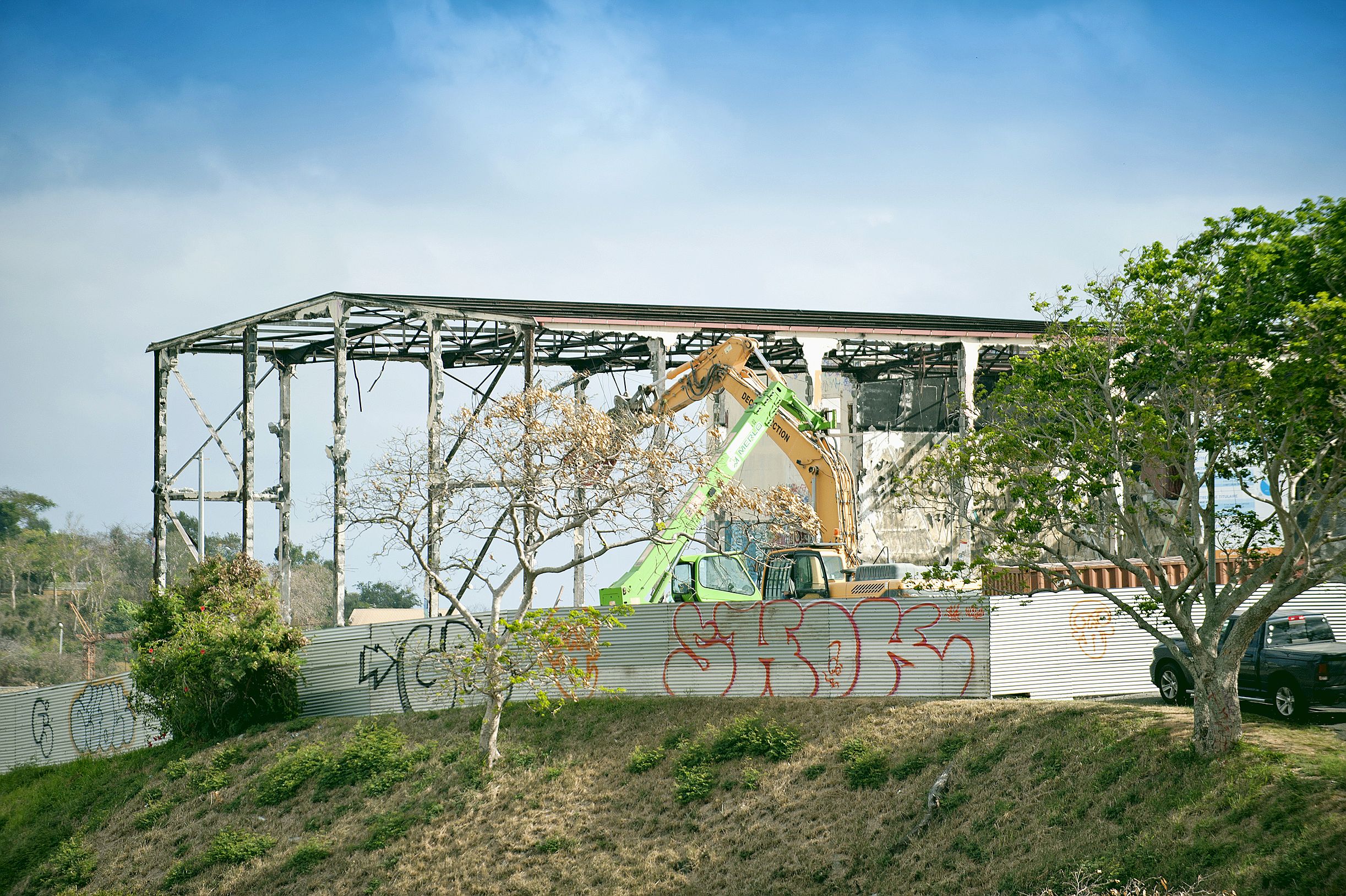 Le bâtiment, hier, était en grande partie désossé. La structure métallique sera ensuite démontée. Bientôt, le terrain sera vide et il ne restera que la dalle de fondation. 