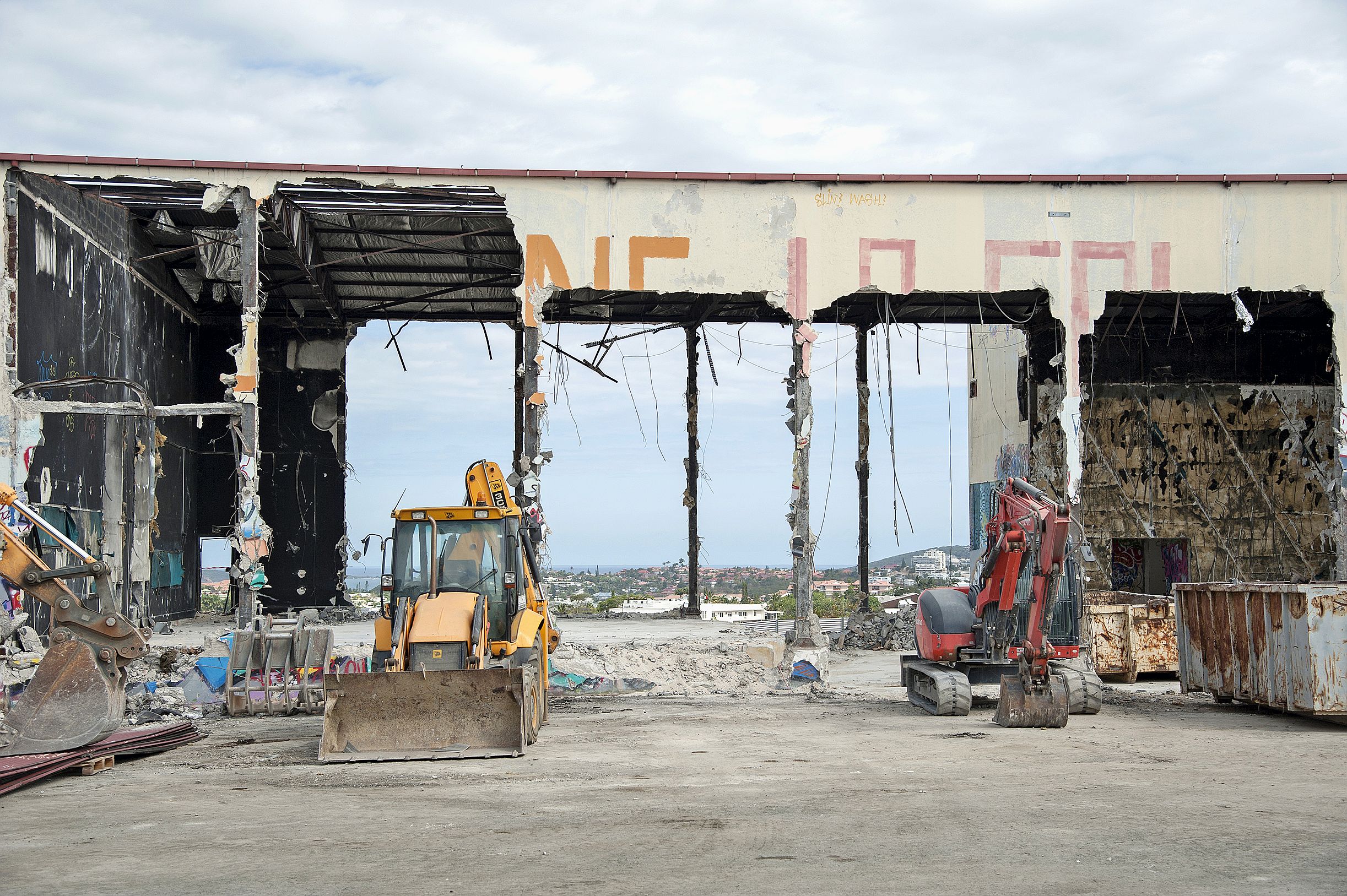 La vue du bâtiment ainsi découpé est saisissante. L’imposante structure disparaît au fur et à mesure, grignotée par les engins.