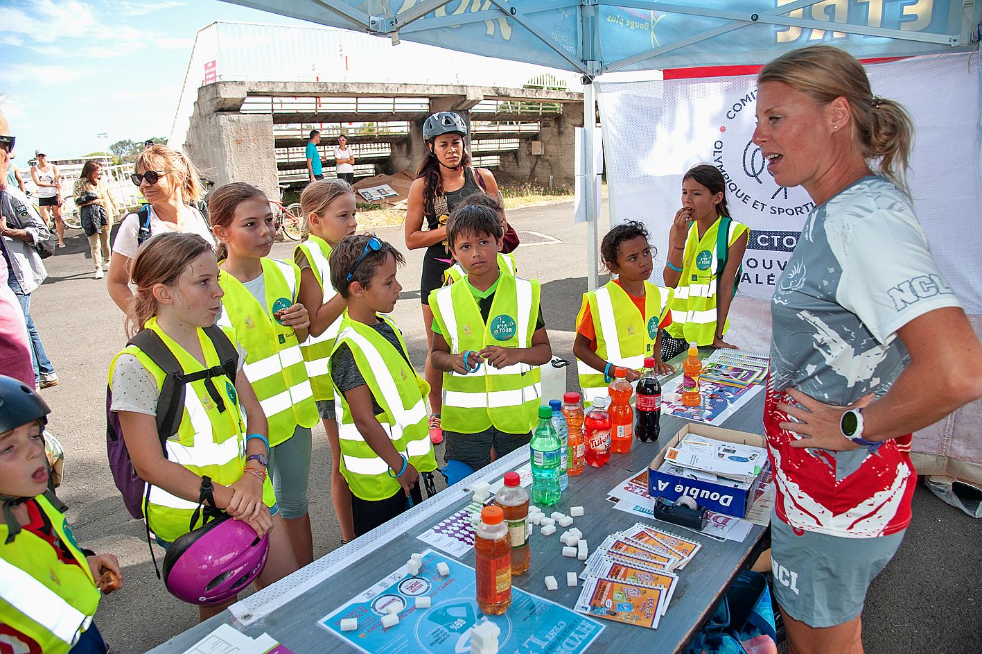 Le P’tit tour est aussi un support afin de valoriser le sport santé. Au vélodrome, le CTOS tient un stand d’information  et sensibilise à la consommation de sodas en montrant leur teneur en sucre.