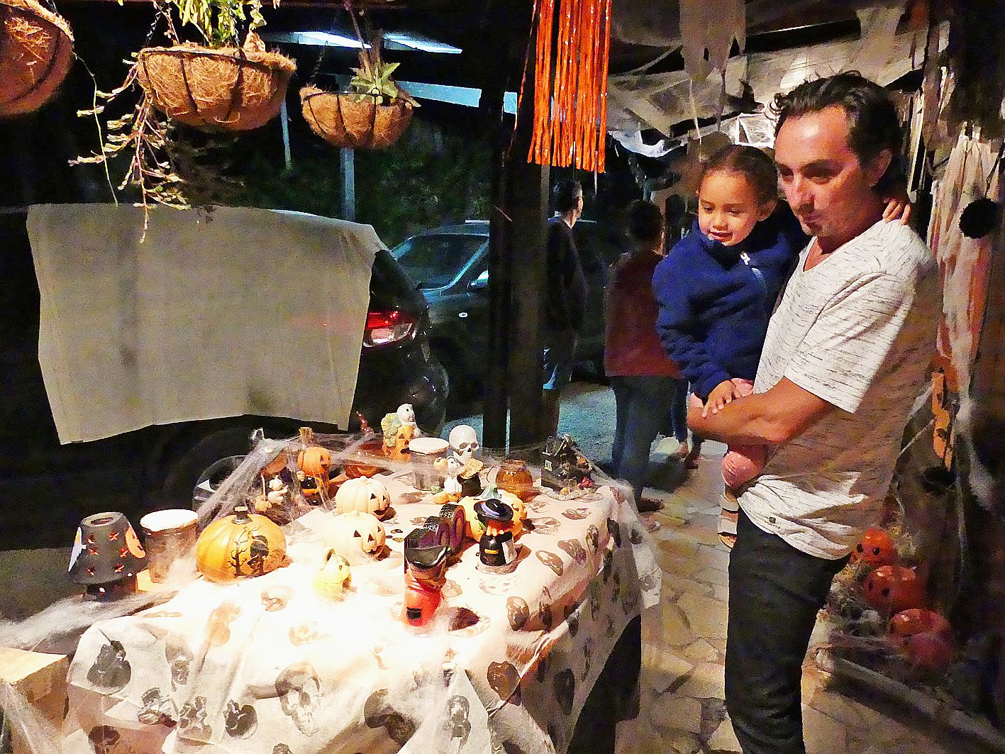 Chez Anne-Marie Wostrowski, au Vallon-Dore, les enfants se sont vu offrir des bonbons. Hier soir, une sorcière et d’autres personnages effrayants hantaient les lieux.