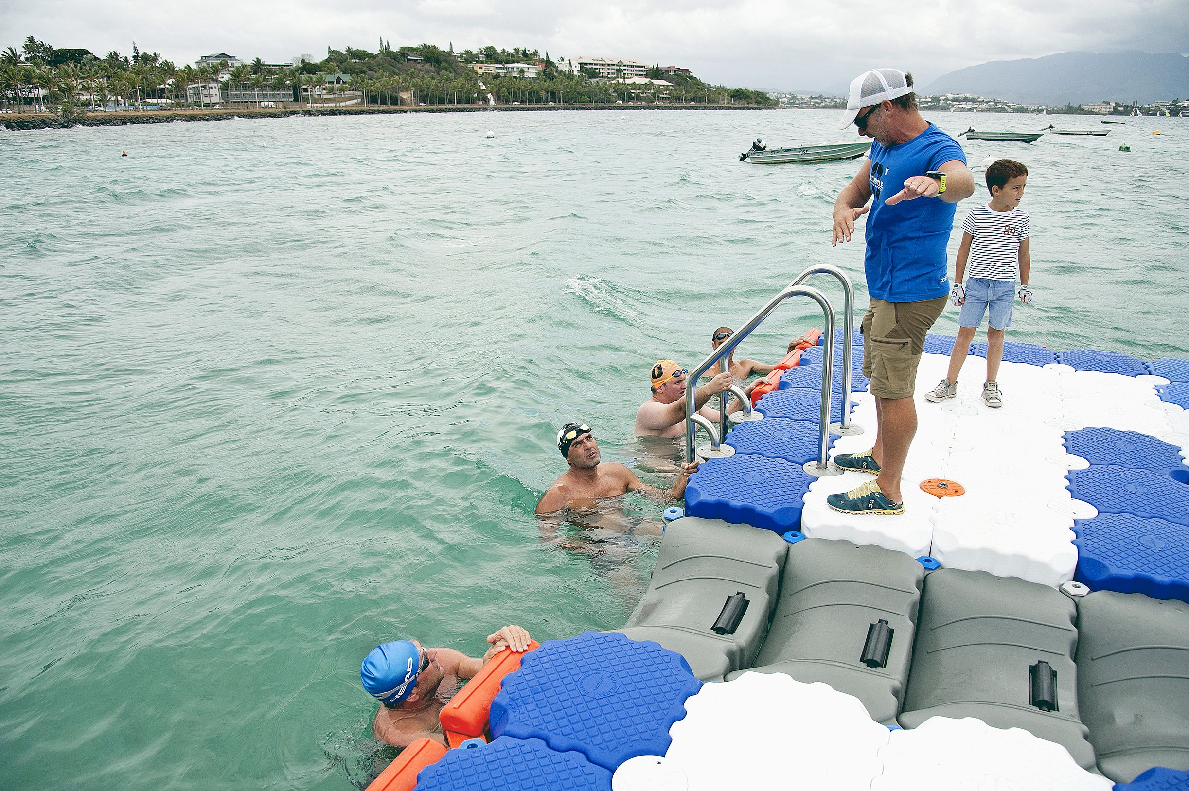 Du côté de la nage en mer, les bénévoles apportent des conseils techniques aux participants. Certains d’entre eux se préparent, par exemple, pour la traversée BCI de l’île aux Canards. 