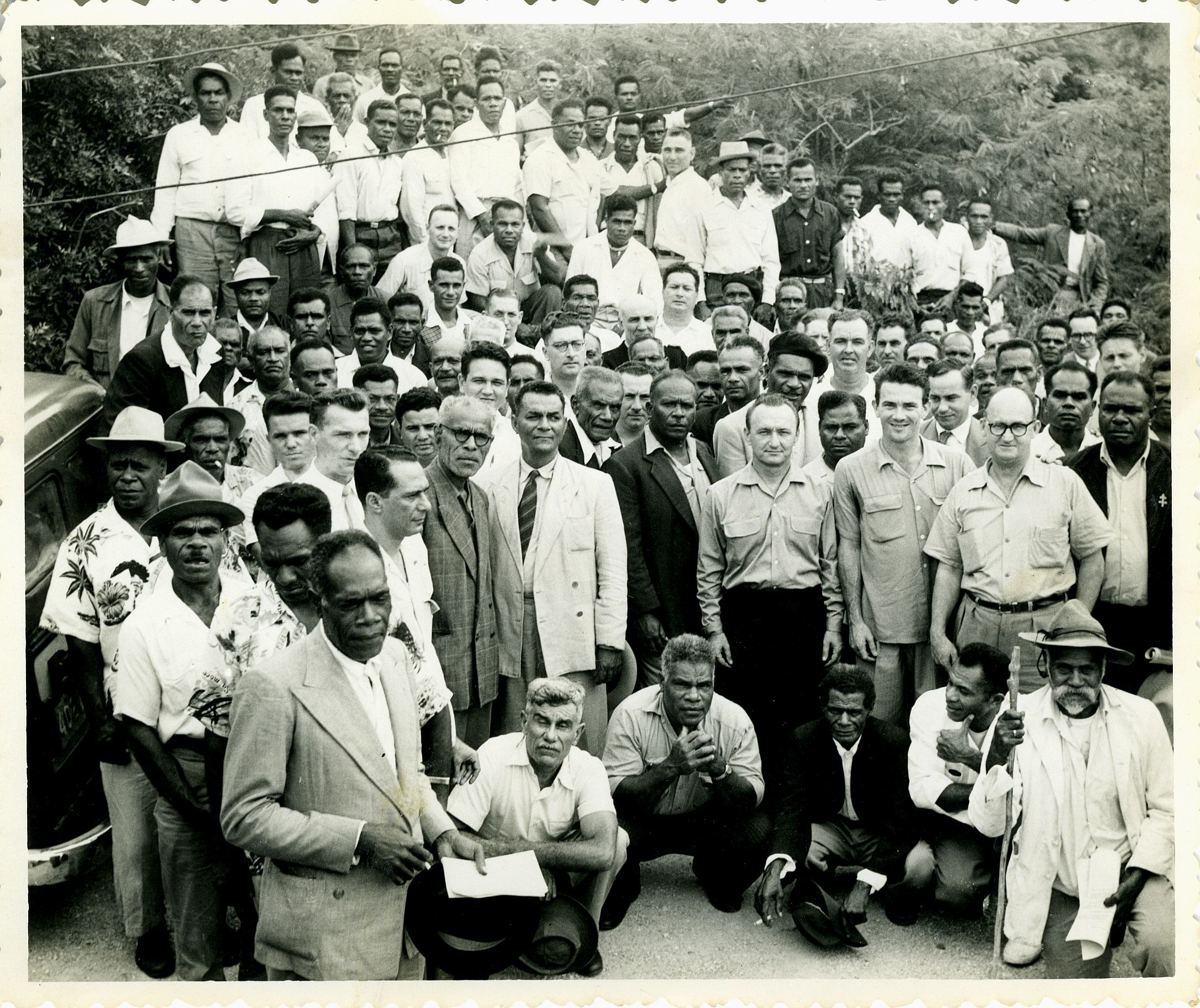 Sur ce cliché sont rassemblés les membres de l’Union calédonienne lors de sa création, en 1956.Photo fonds Lenormand. Collection bibliothèque Bernheim.