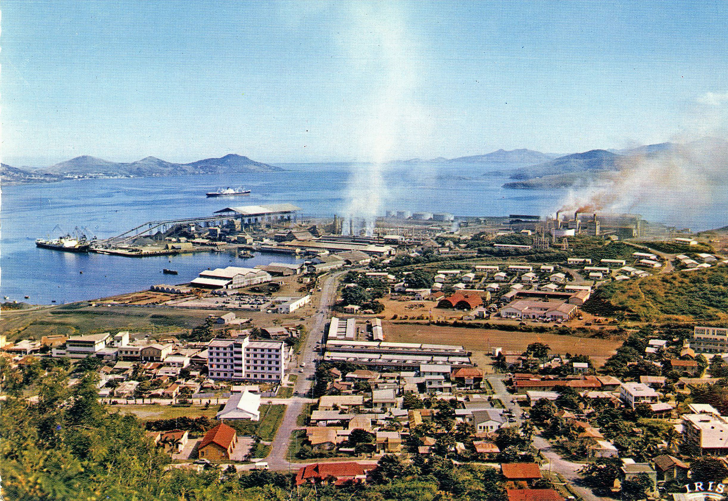 Parmi les documents, cette carte postale de l’usine de Doniambo et de la Vallée-du-Tir datant des années 60.Photo Collection MDV