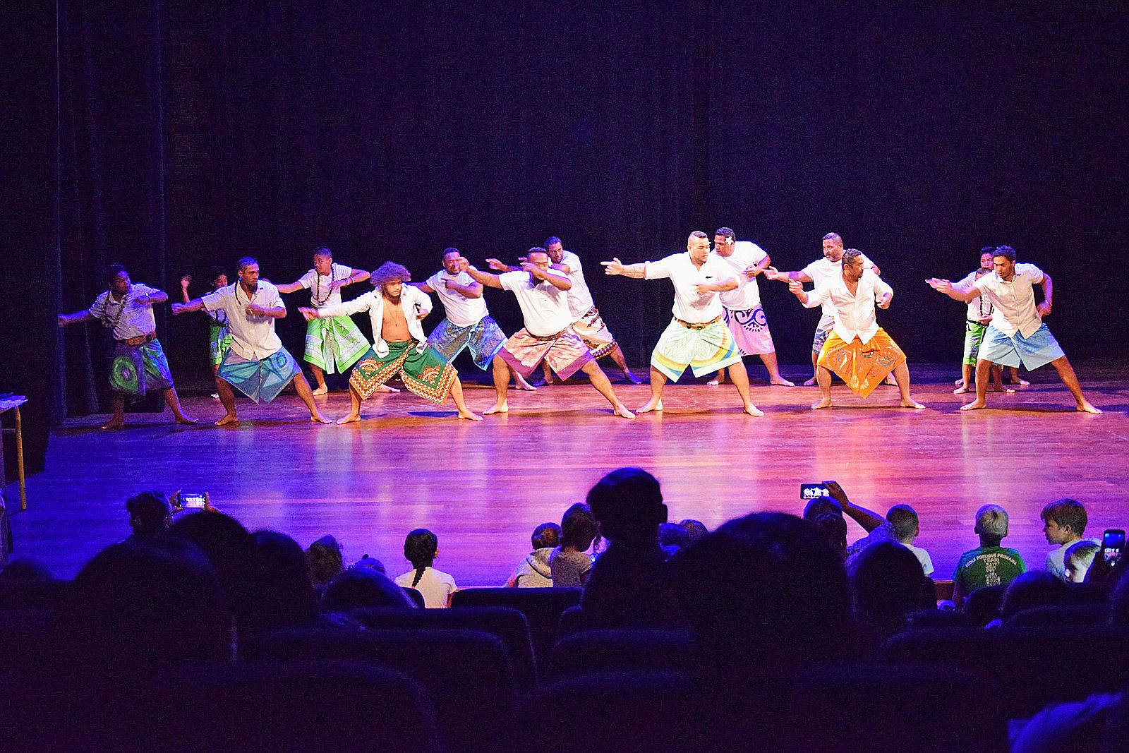 Pour leur première présentation, la troupe de danse wallisienne a fait monter du monde sur la scène, accompagné des autorités de Wallis-et-Futuna dans la salle.