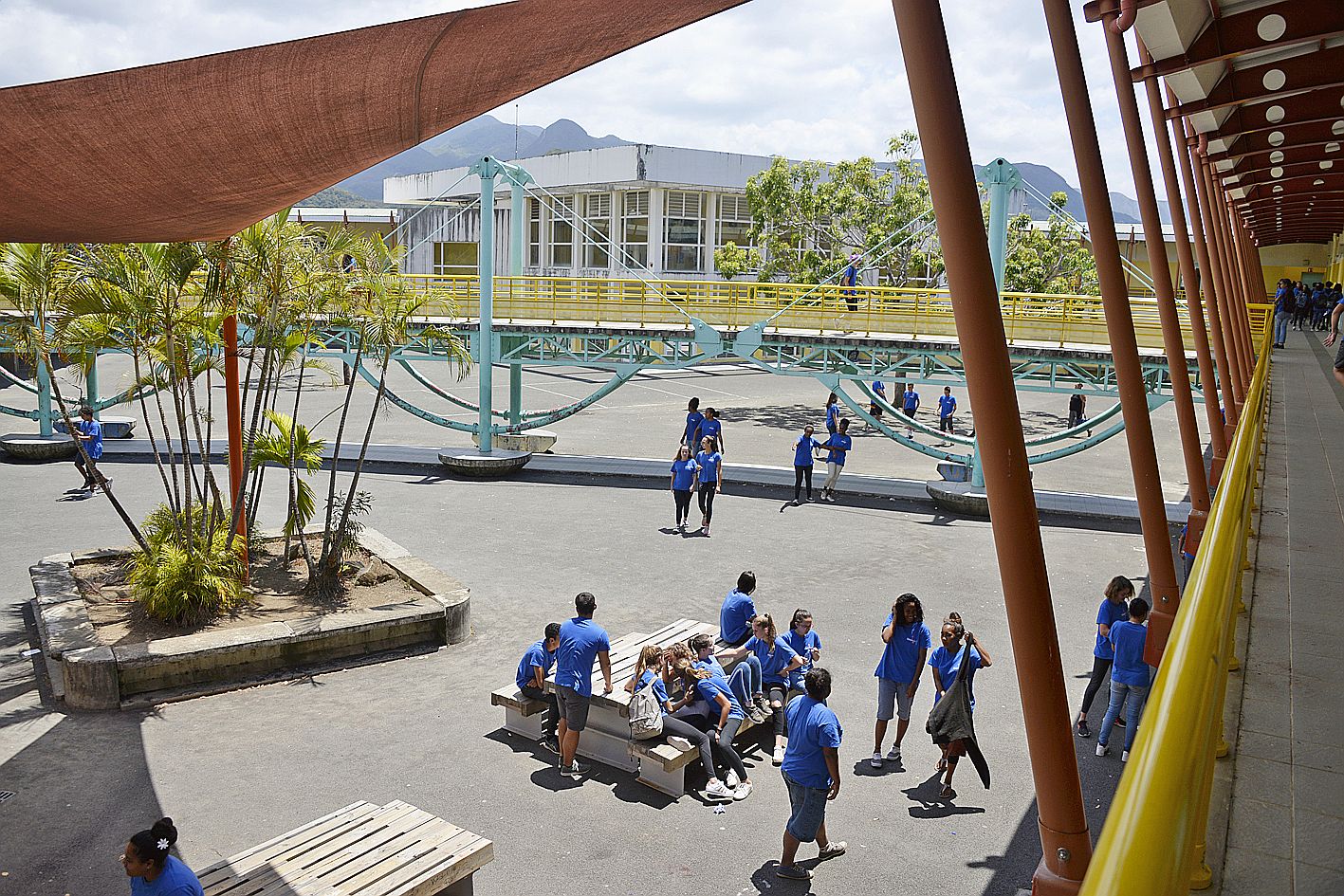 Vingt ans après l’ouverture du collège, la passerelle centrale est toujours le symbole de l’établissement. Photo T.P.