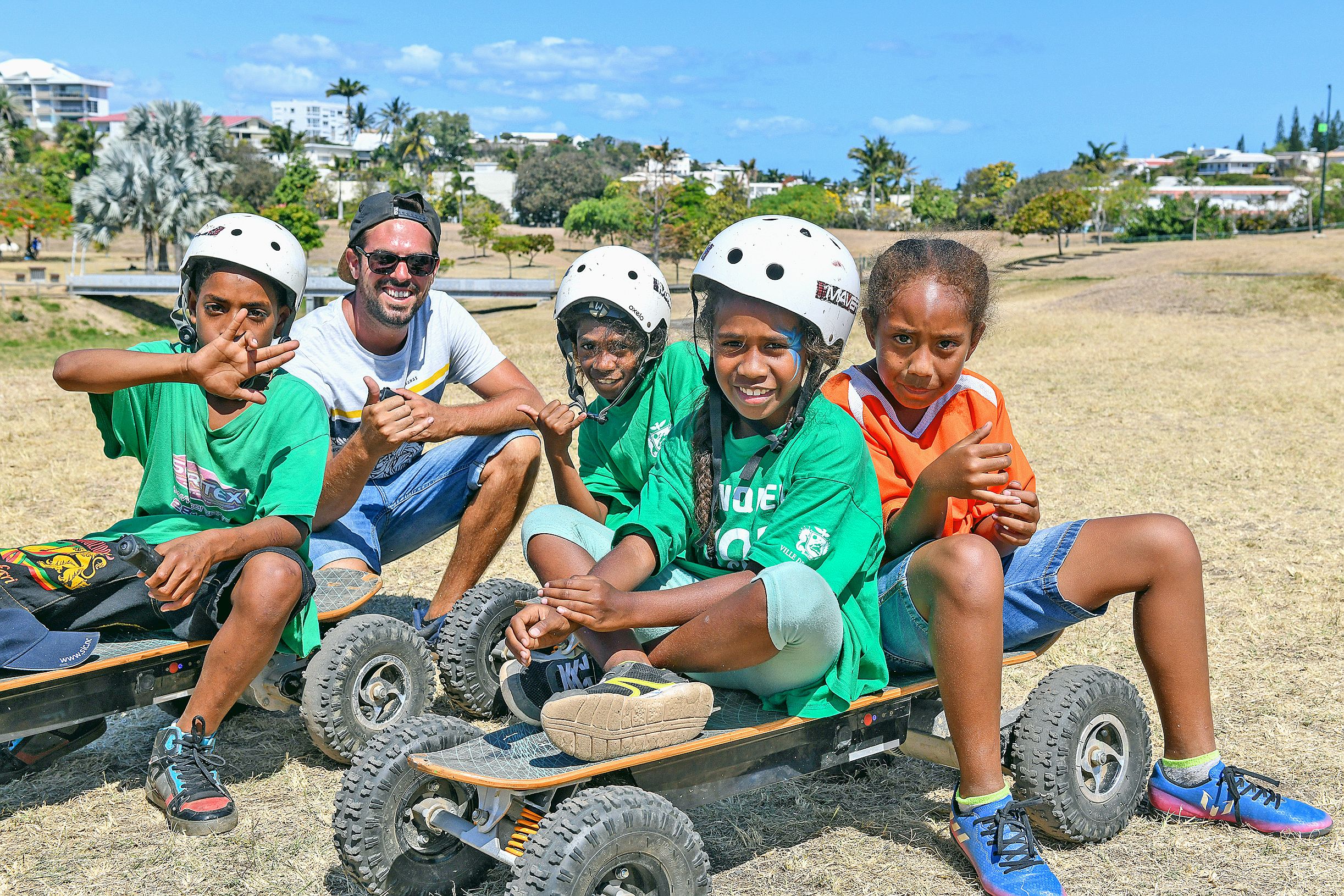 Un des ateliers a permis aux enfants de découvrir le skate électrique. Ils ont également pu profiter d’un château gonflable et, à l’ombre, d’un moment de calme au stand maquillage et glace pilée. 