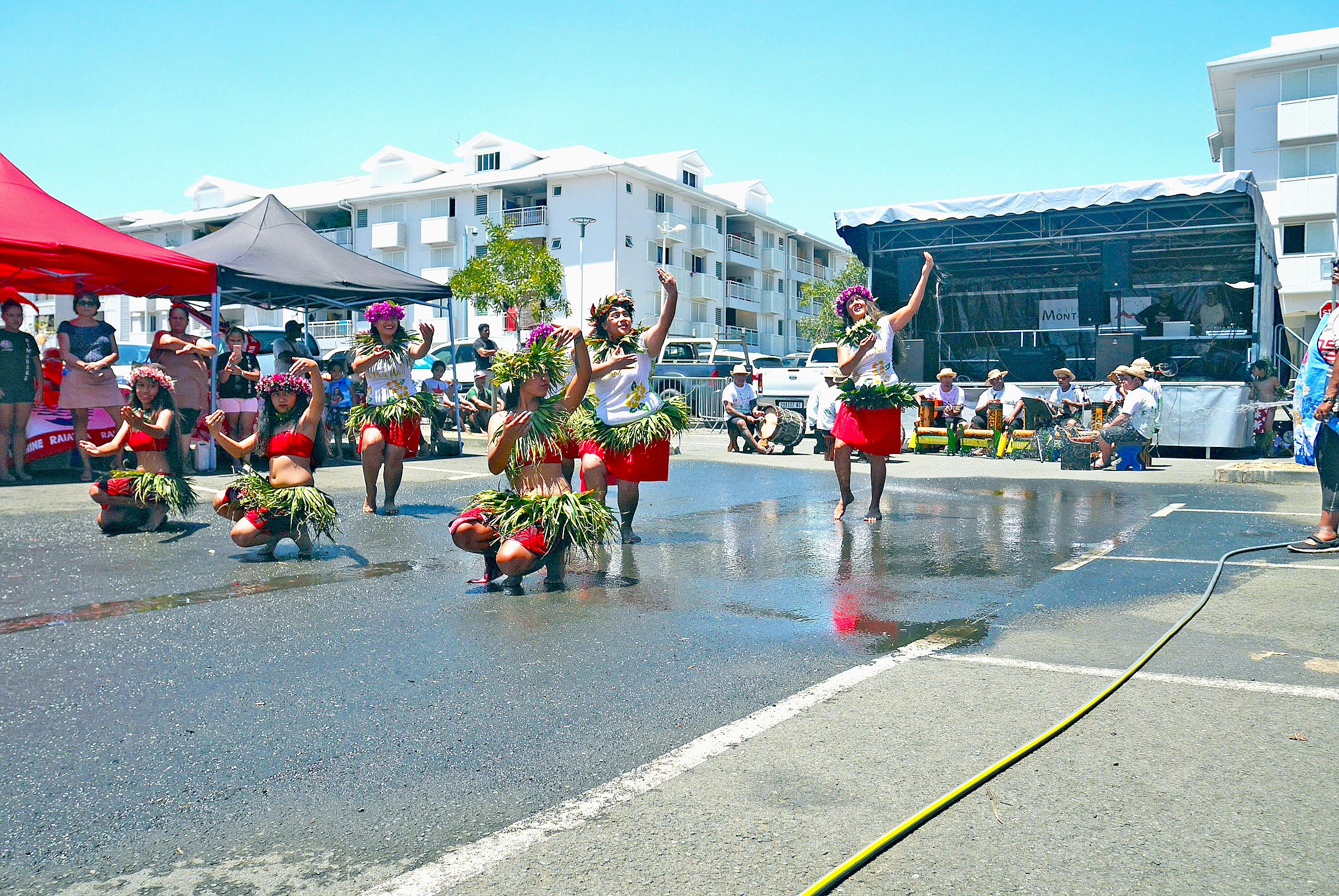 Une troisième journée dédiée à la Polynésie française a été organisée, samedi, au marché de Boulari. Artisanat local, gastronomie, danse et musique de l’archipel étaient à découvrir. Des animations ont eu lieu toute la journée. Le groupe Tahiti dancefloor