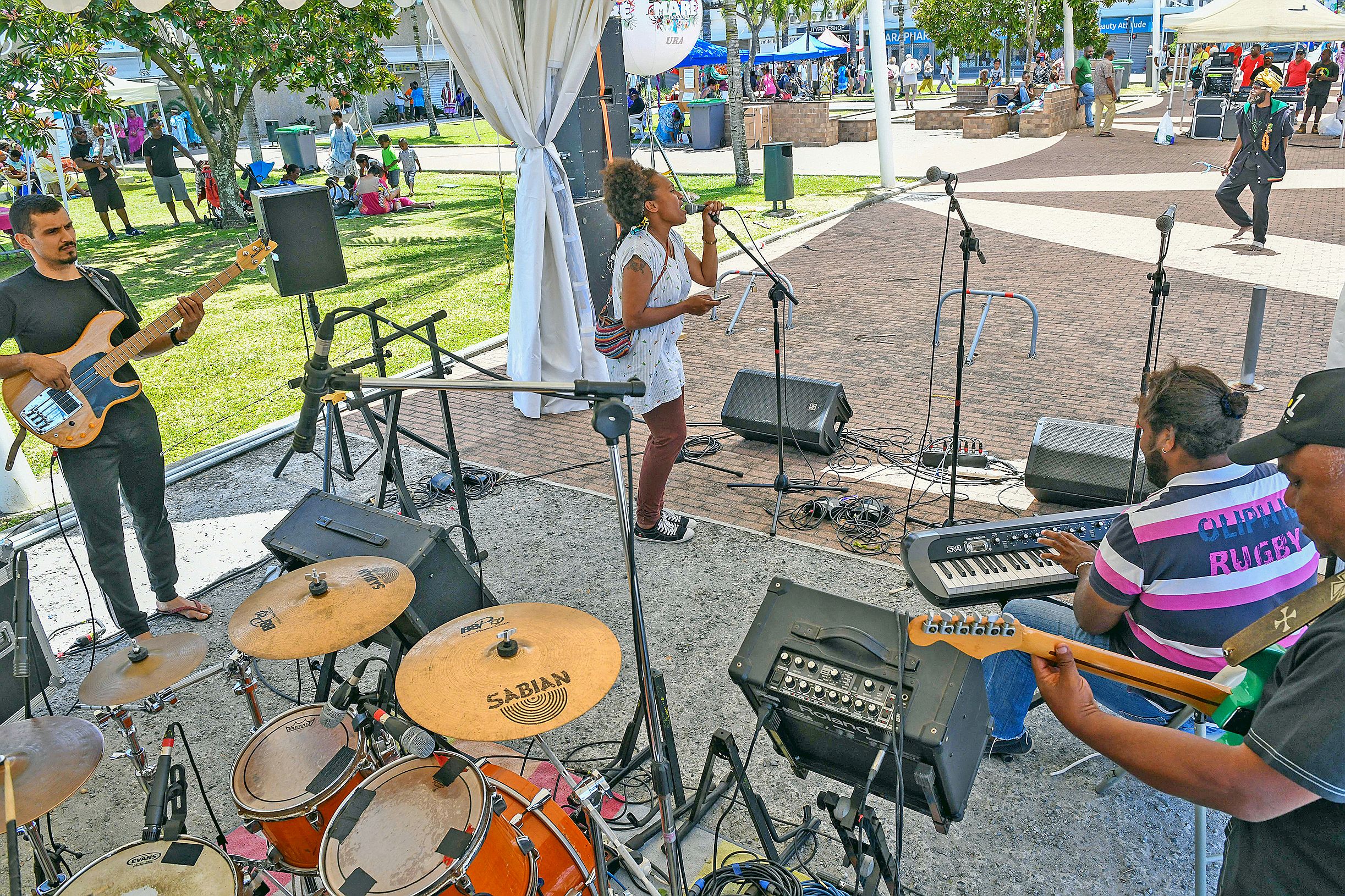 Des Maréens ont également fait le déplacement afin d’animer le marché avec des concerts. Au total, 130 personnes représentaient l’île. C’est aussi l’occasion de promouvoir la destination pour attirer les visiteurs.