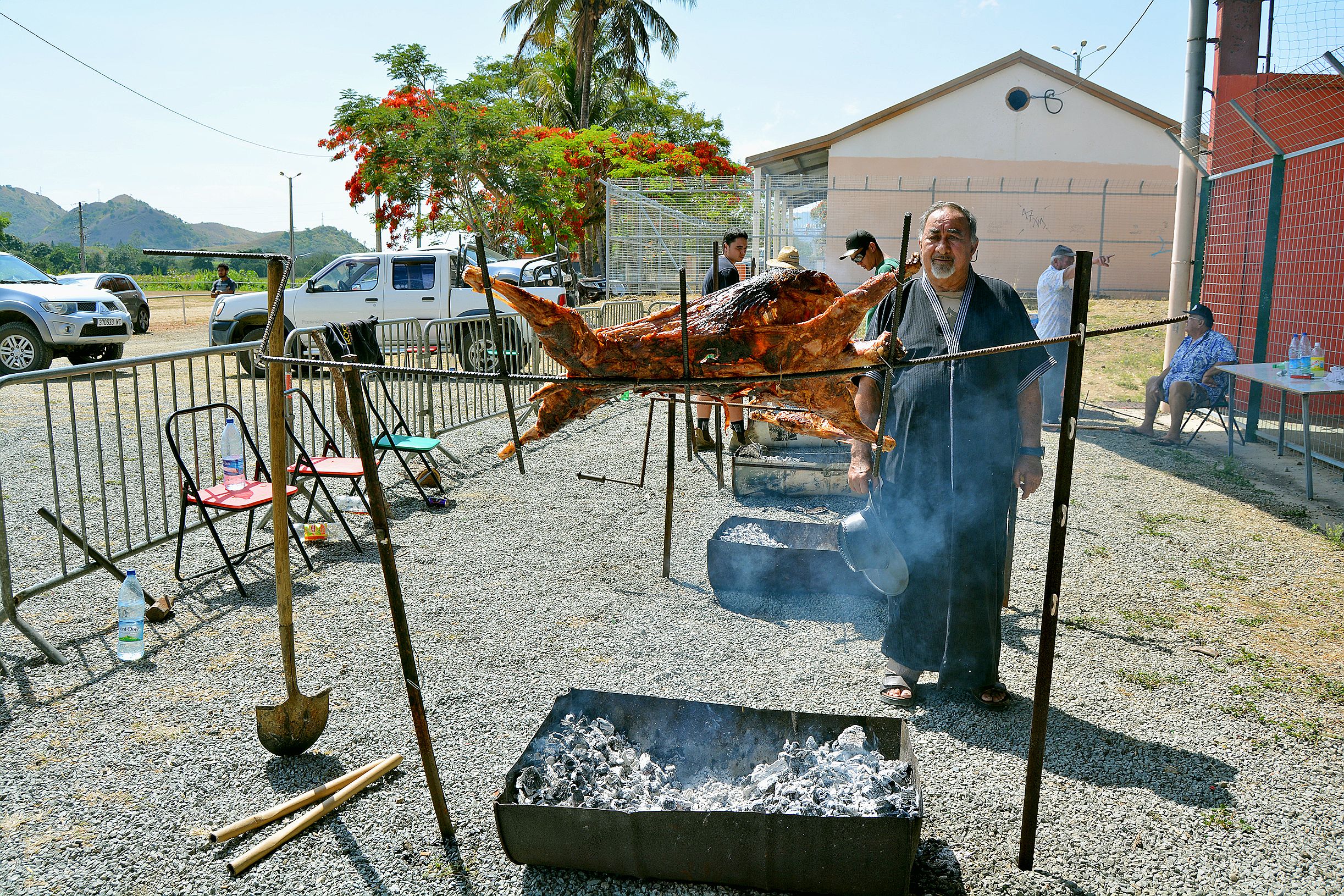 François Barreteau, membre de l’association des Arabes et amis des Arabes a rejoint le site très tôt pour s’occuper de la mise en place et de la cuisson du méchoui installé derrière la halle des sports au cœur du village.