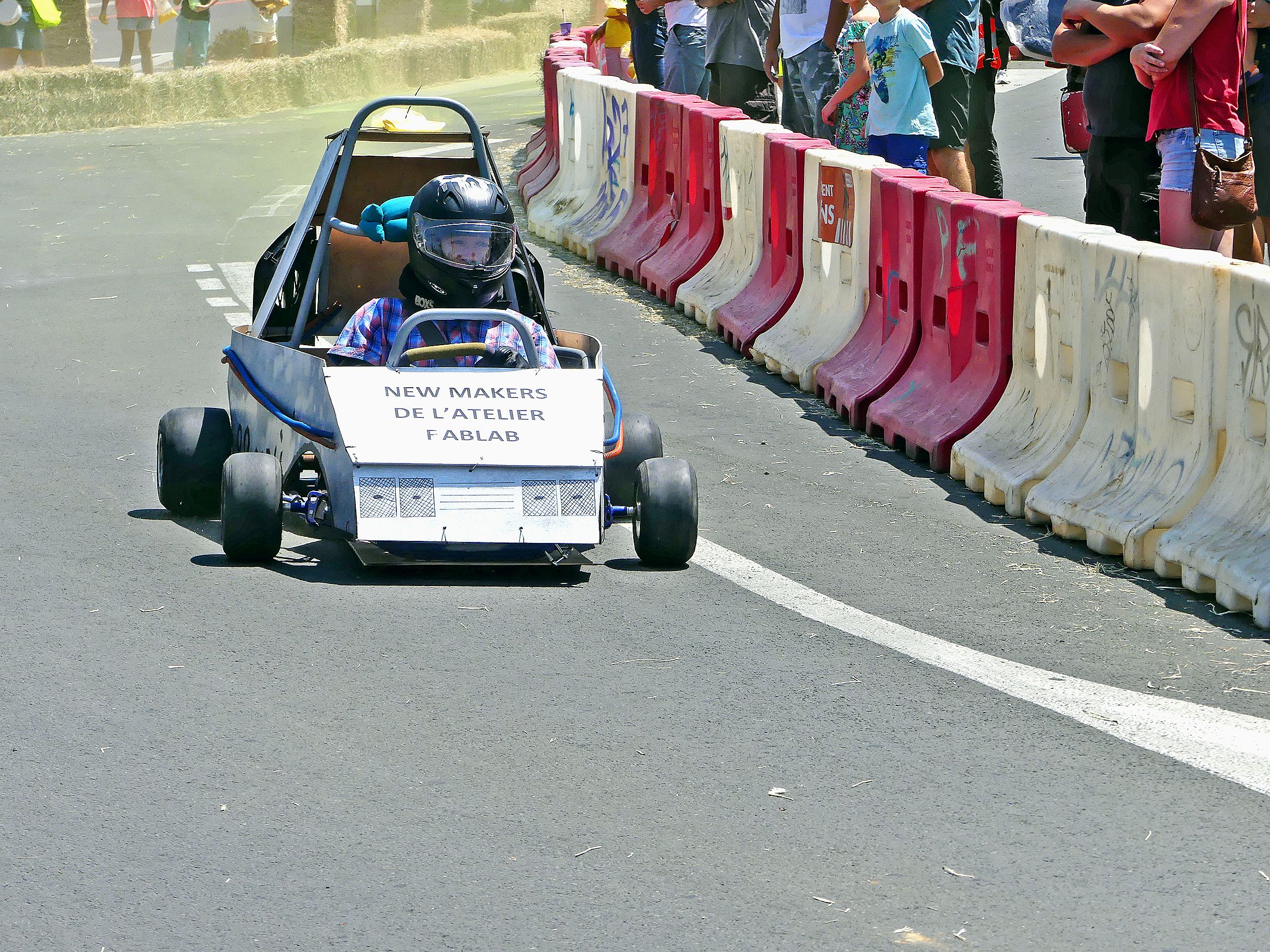 Grosse vitesse pour le bolide New Makers, son châssis de kart et un look inspiré de la Delorean de Retour vers le futur.