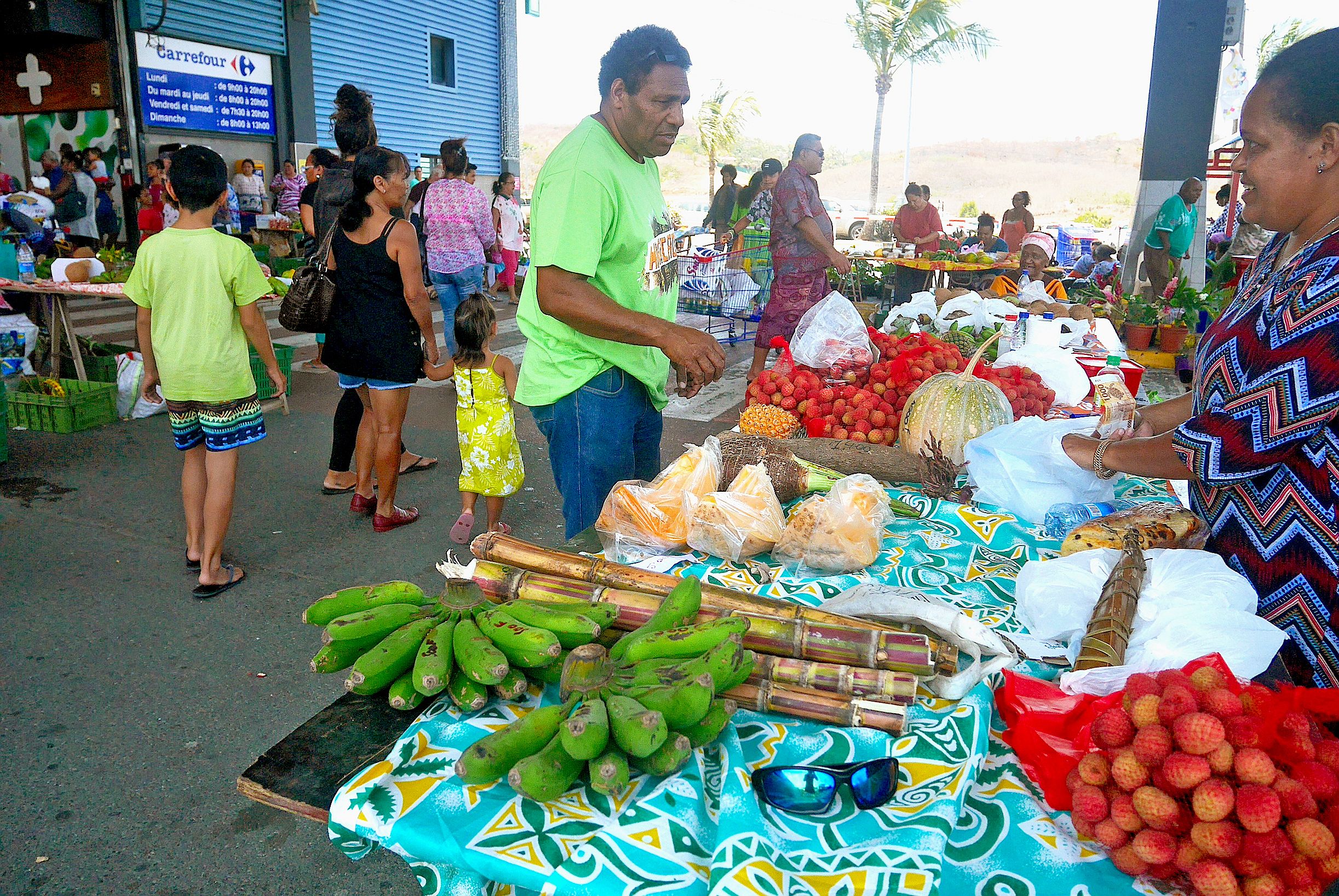 Les habitants de la tribu de Ba sont venus de Houaïlou pour tenir un marché, samedi, à l’entrée du centre commercial Kenu-In. L’occasion pour eux de mettre en valeur leur savoir-faire  et leurs productions agricoles. Les premiers letchis de la saison ains