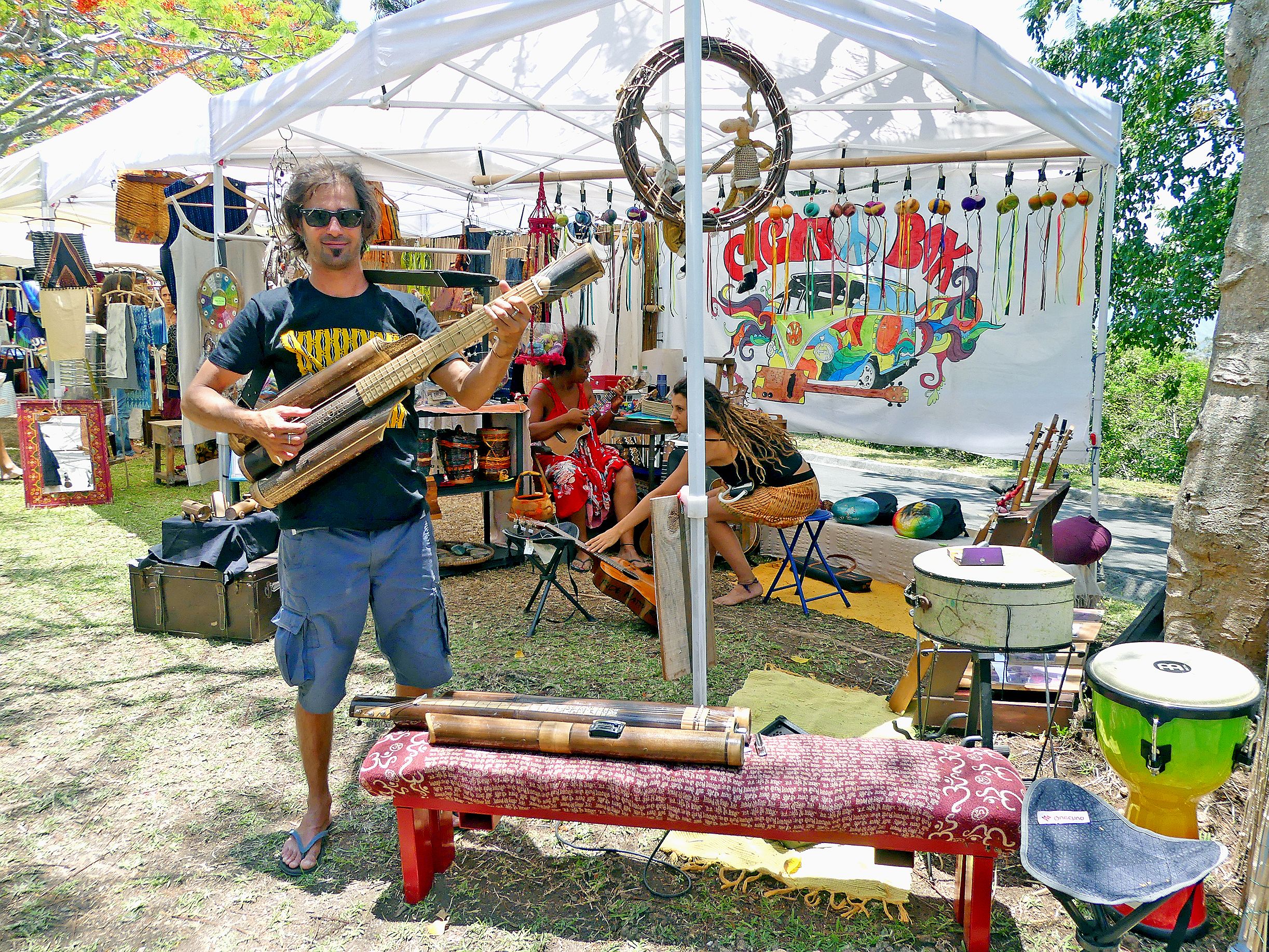 Florent Martin est un luthier qui travaille à partir de bambous pour fabriquer ses guitares et ses lapsteels. Photo S.C.