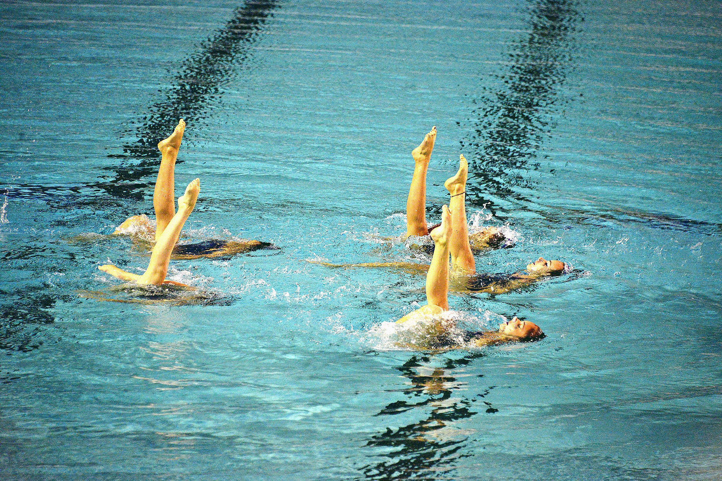 Très exigeante physiquement, la natation artistique est activement soutenue par la Ligue de natation.  