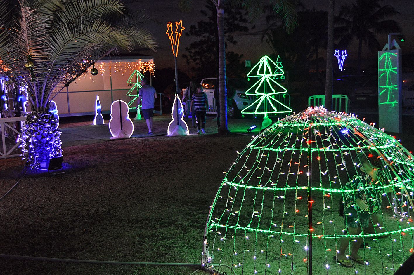 Les espaces verts qui entourent la mairie de Boulari sont entièrement illuminés. Et ce chaque soir jusqu’au 31 décembre. 