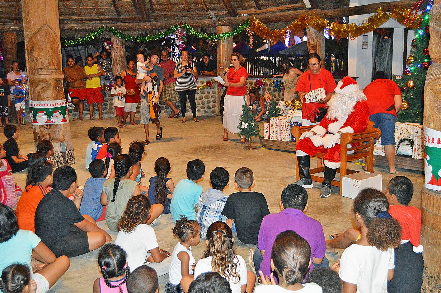 Le CCAS avait sélectionné des enfants pour recevoir quelques cadeaux, vendredi soir.  Le père Noël en personne se chargeait de la distribution. 