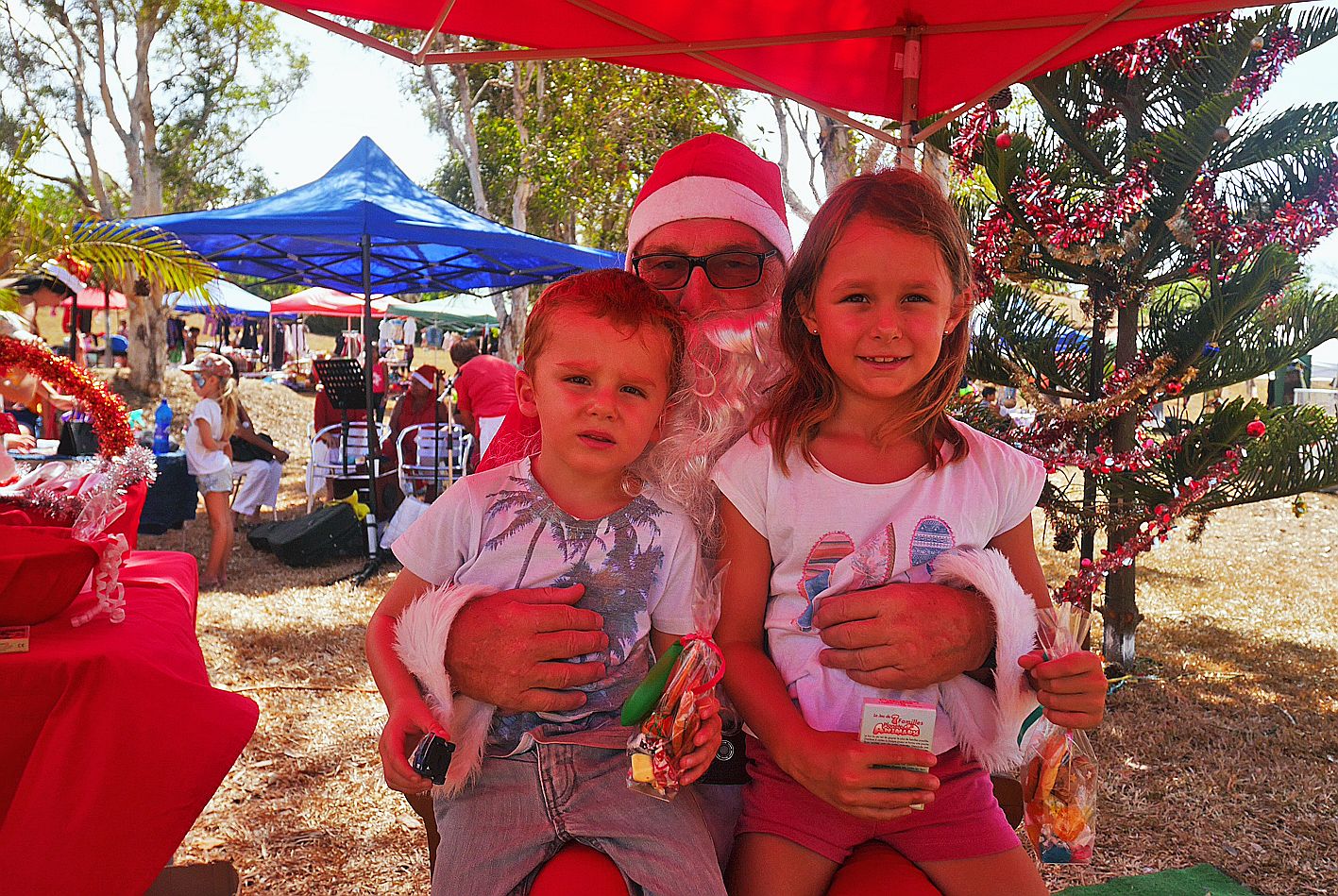 Dimanche matin, l’association Savannah Environnement et Loisirs a organisé le Noël de Savannah. En milieu de matinée, le père Noël est arrivé en voiture. Le vide-greniers mis en place pour l’occasion comptait 71 stands.Photo S.A.