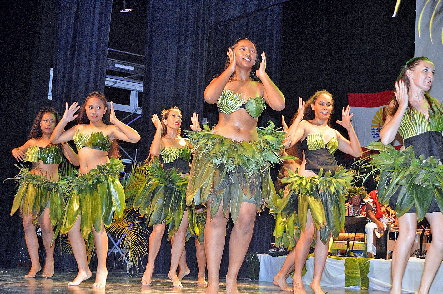 Tambours, tenues traditionnelles et pas endiablés. Samedi soir, le Dock socioculturel recevait une école de danse tahitienne. Une quarantaine de personnes ont assisté au spectacle.Photo B.G.