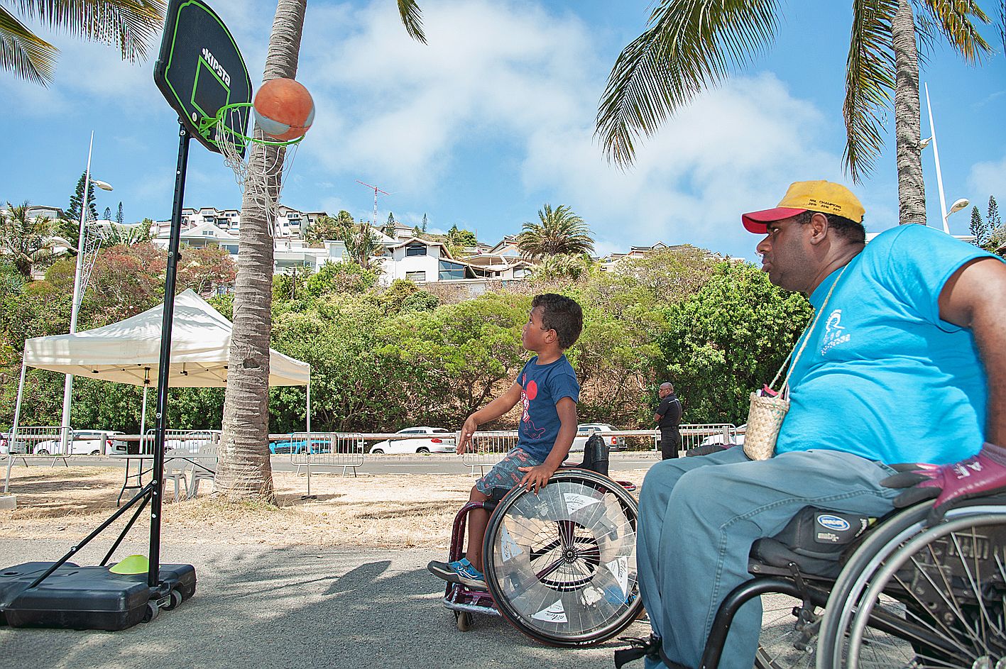 Parmi les activités à essayer, du basket-ball en fauteuil. 