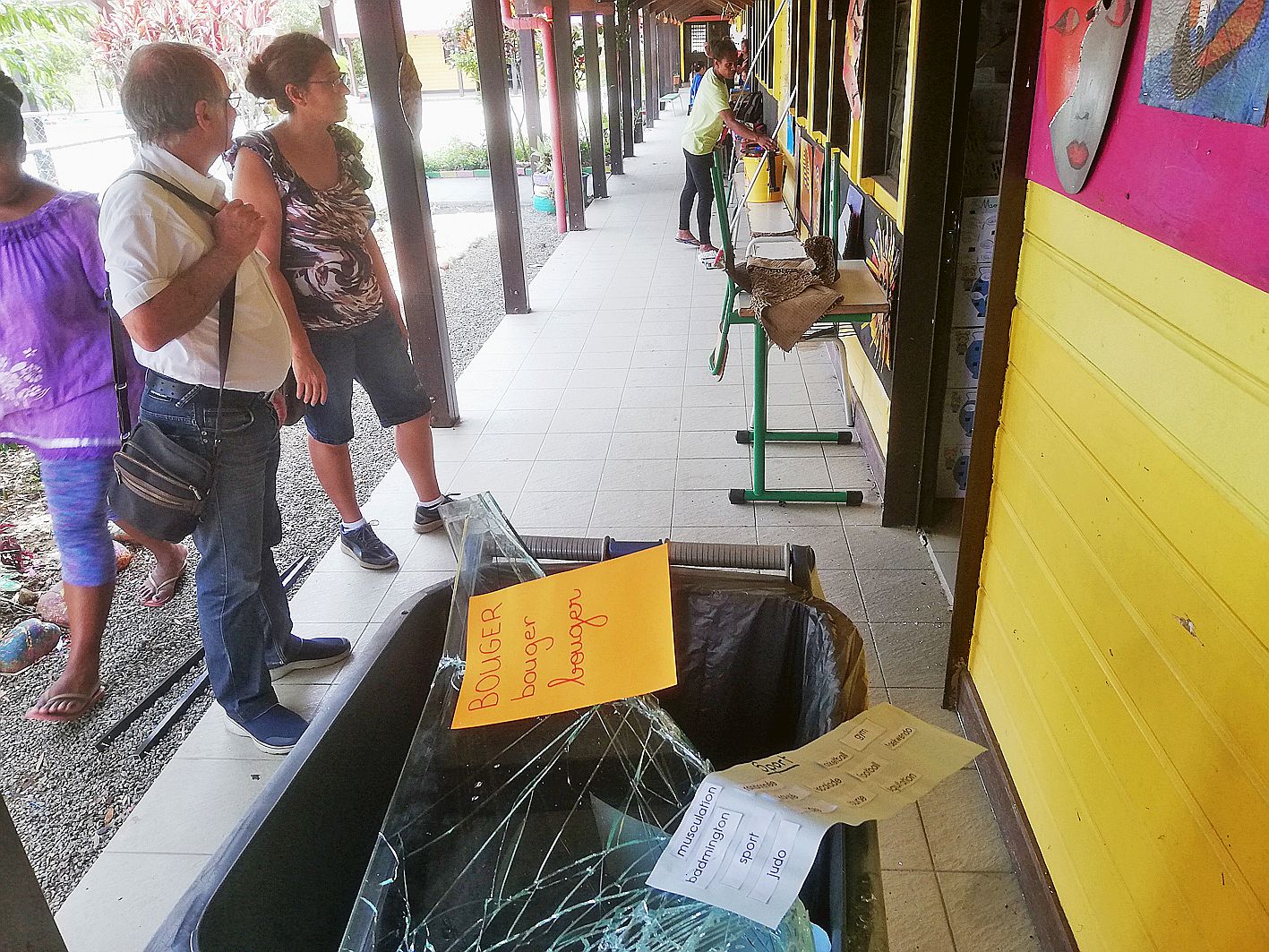 En fin de matinée, la société de nettoyage était déjà sur place pour retirer le verre étalé partout dans l’établissement.