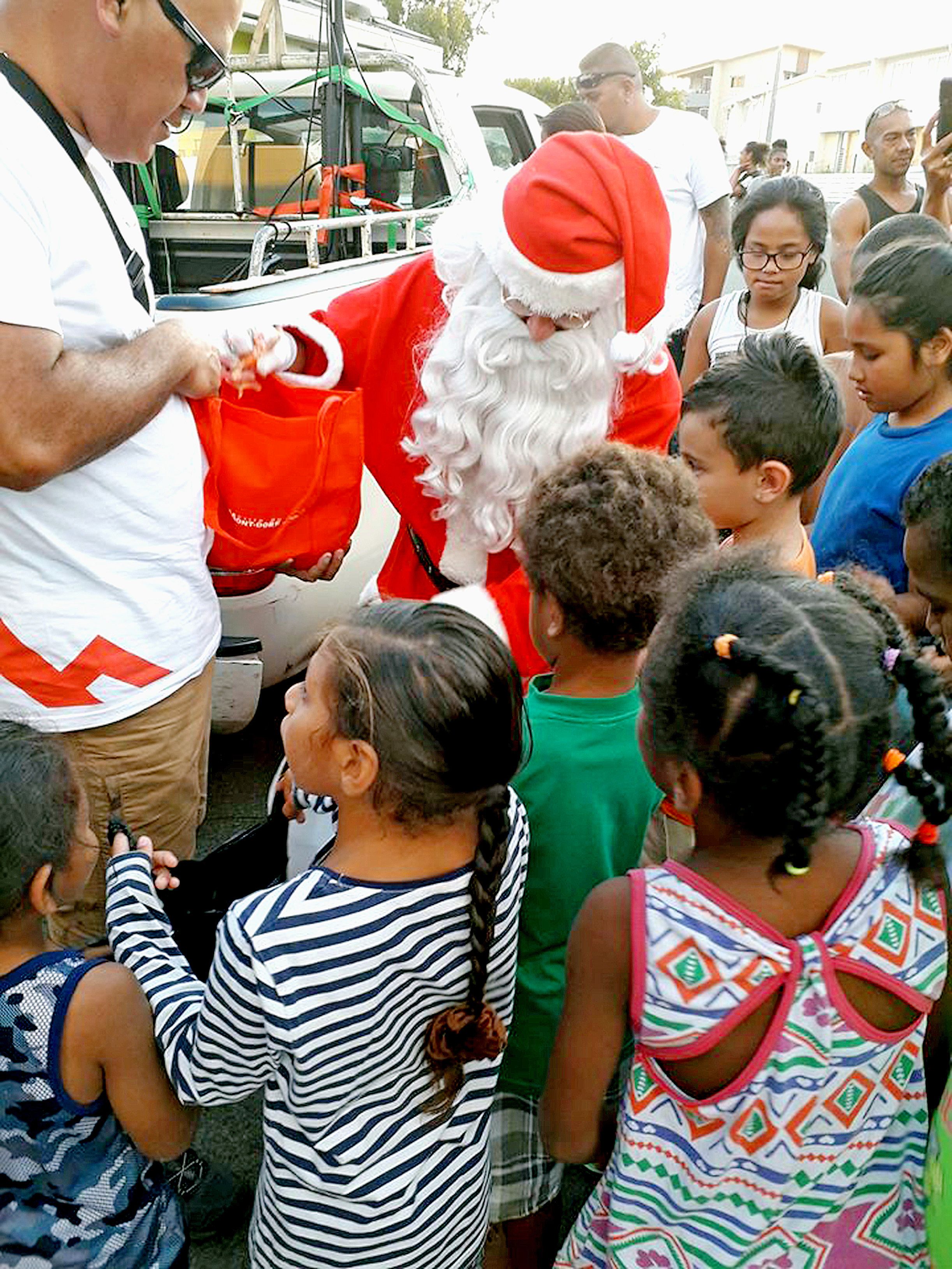 Vendredi soir, c’était au tour des enfants du Vallon-Dore d’être gâtés par le bonhomme en rouge. Les adultes n’ont pas boudé leur plaisir et ont pris part à la fête.