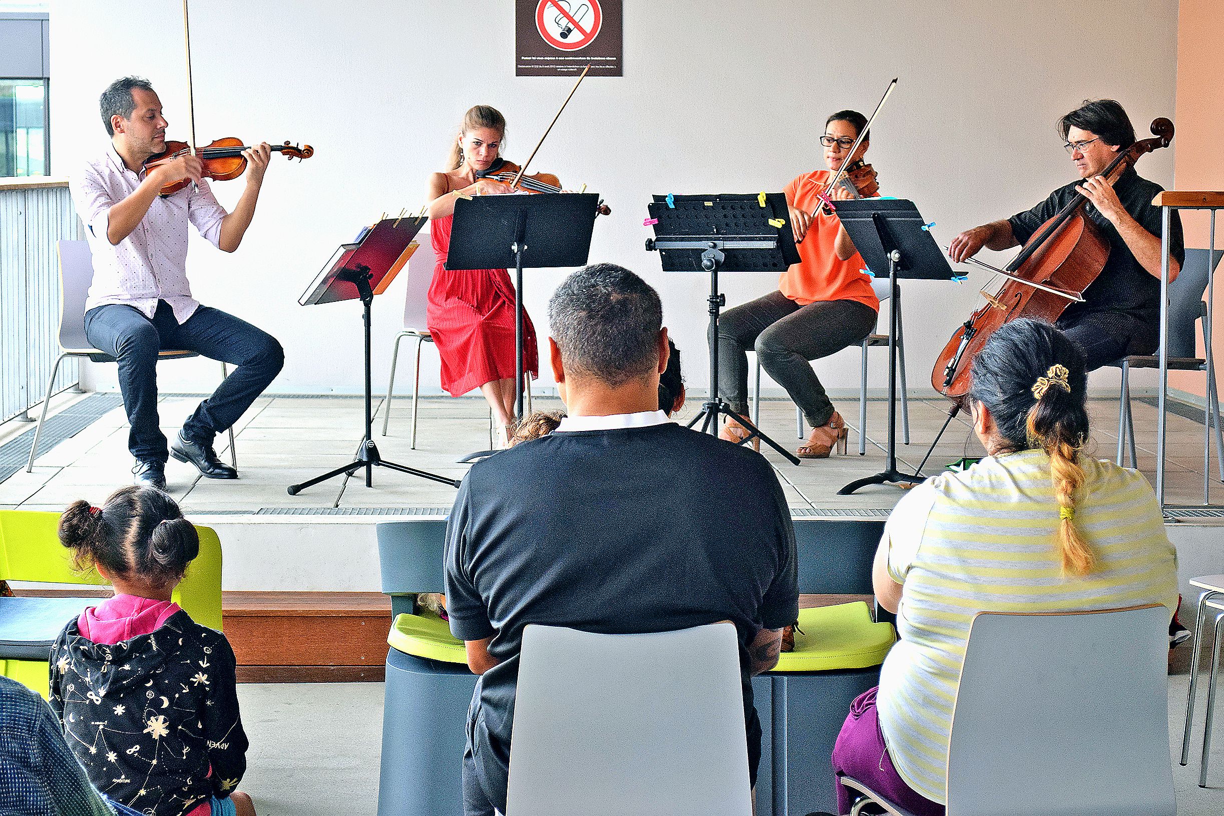 Trois concerts de Noël ont eu lieu samedi après-midi au Médipôle, comme ici le quatuor à cordes, qui a partagé son art musical avec le public depuis la terrasse de la médiathèque.