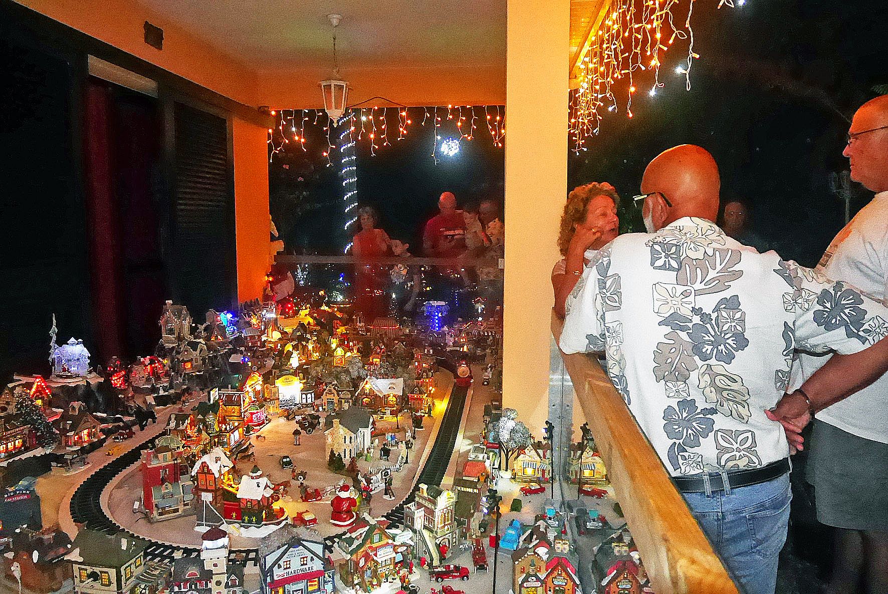 Les Dumbéens défilent sur la terrasse de Jean-Michel Dillenseger, au 227 de la RT1, au col de Tonghoué.