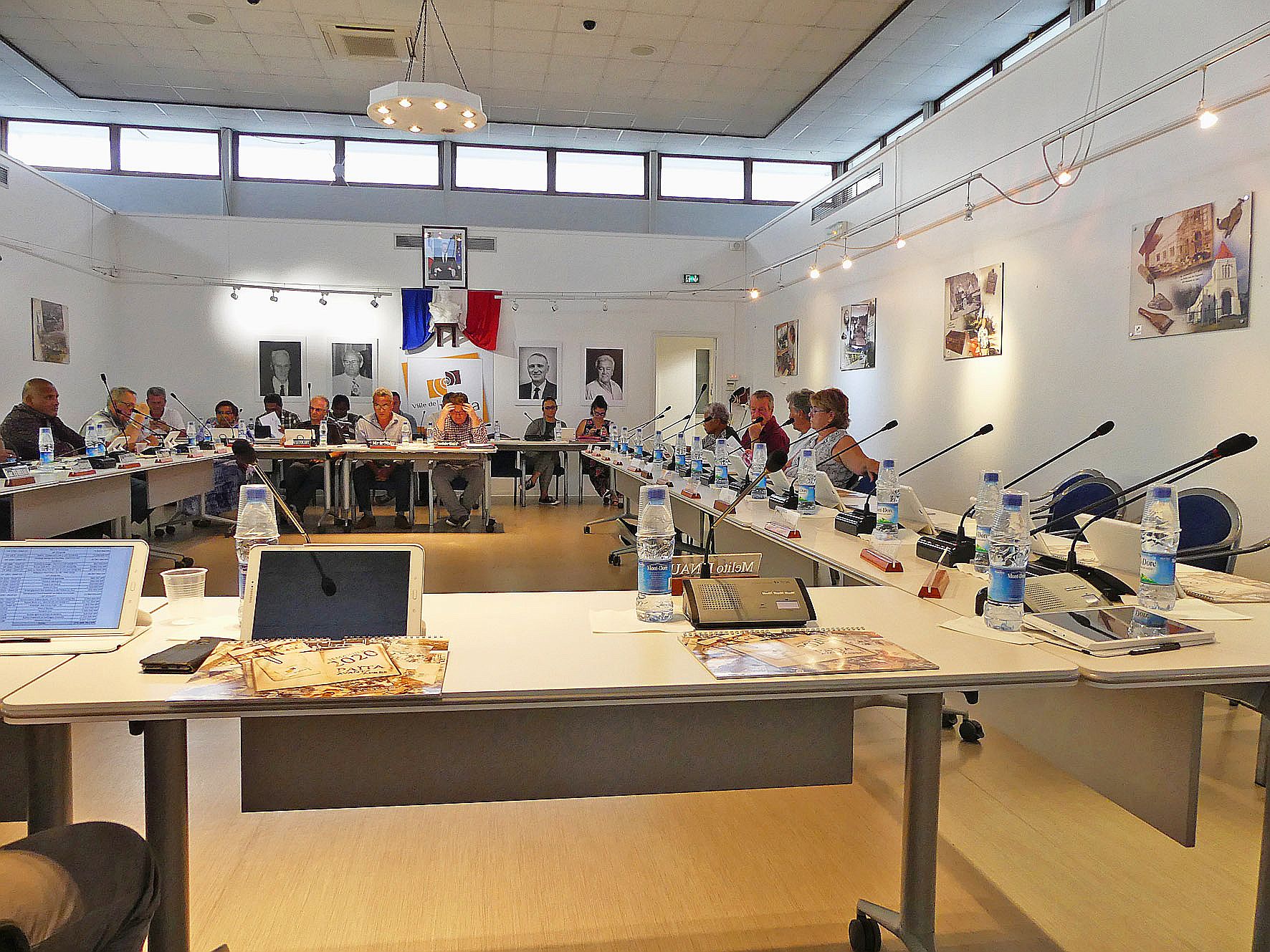 Tandis que Thierry Santa était au congrès, les sièges des élus du Rassemblement sont restés vacants, lundi soir. Photo G.R.