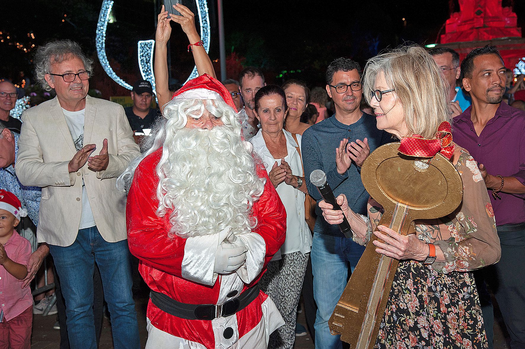 C’est la tradition. Le père Noël et Sonia Lagarde marquent toujours un temps d’arrêt afin que  la maire puisse lui remettre les clés de la ville, ce qui  lui a permis d’assurer la distribution des cadeaux dans chaque maison, « les enfants ayant été sages 