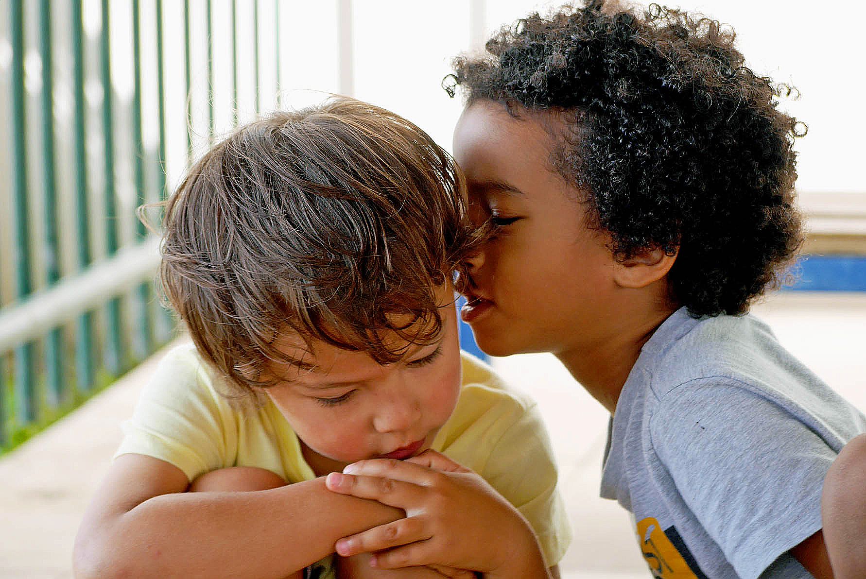 On joue aussi au téléphone arabe, un jeu pendant lequel les enfants doivent se concentrer et travaillent la communication. Le dernier élève aura-t-il reçu le message tel qu’il a été communiqué au départ ?