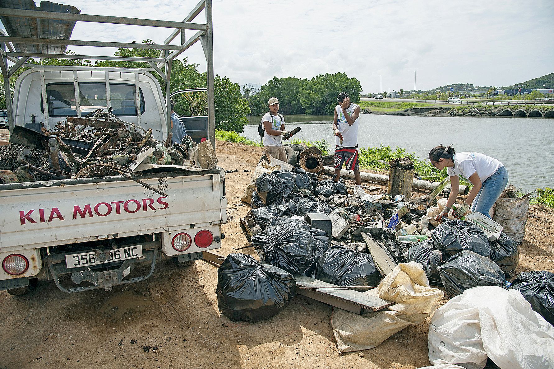 Le GDPL Kowe Bord de rive a reçu, hier, le renfort de Caledoclean pour nettoyer le site du canal de Ko We Kara.Photo C.T.