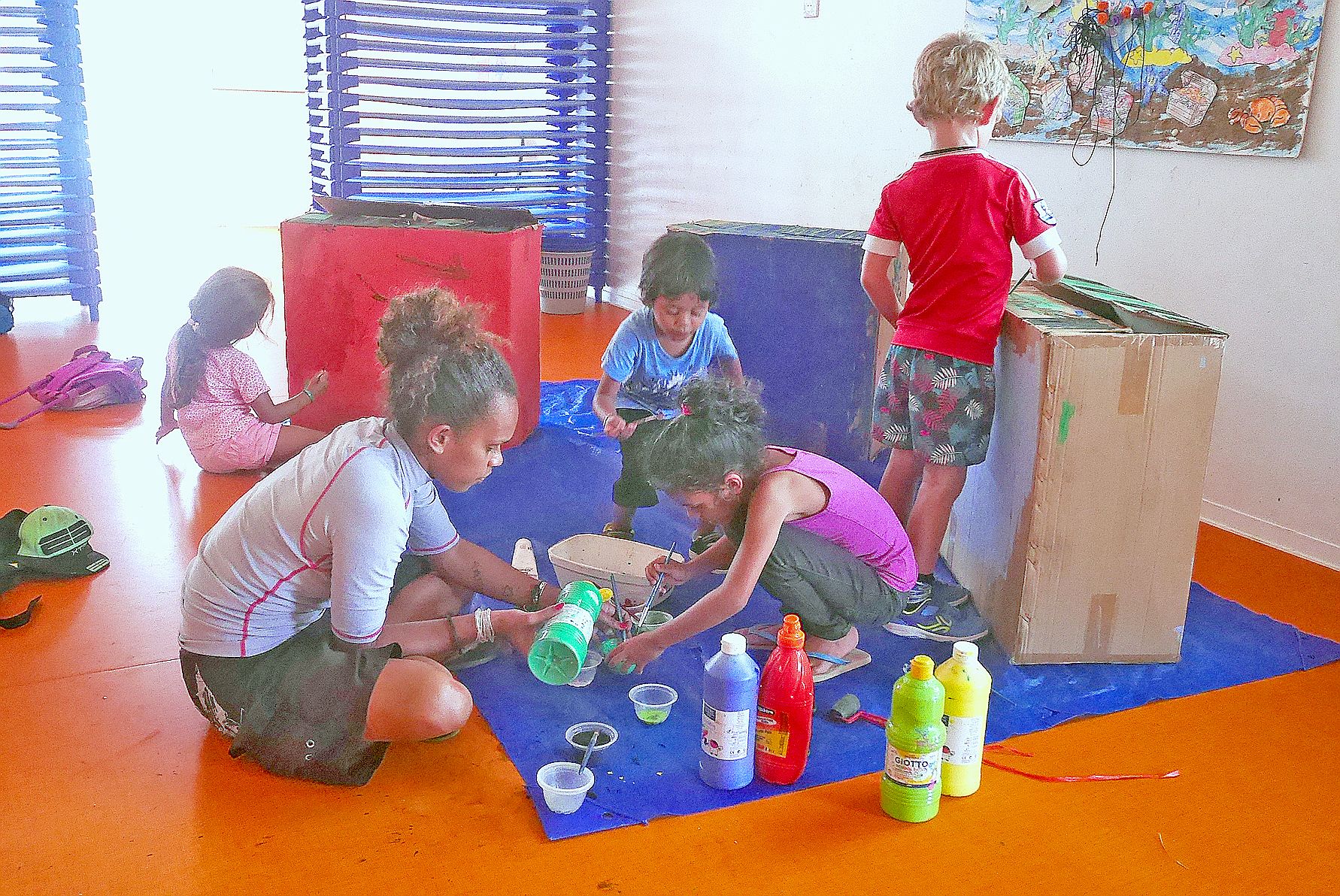 « On va faire du recyclage », explique Joseph, qui s’applique  à peindre de gros cartons. Ils serviront à trier les déchets  dans l’école Delacharlerie-Rolly.  Les petits de ce centre sont en maternelle, ils ont entre 4 et 6 ans, et sont initiés à la prot