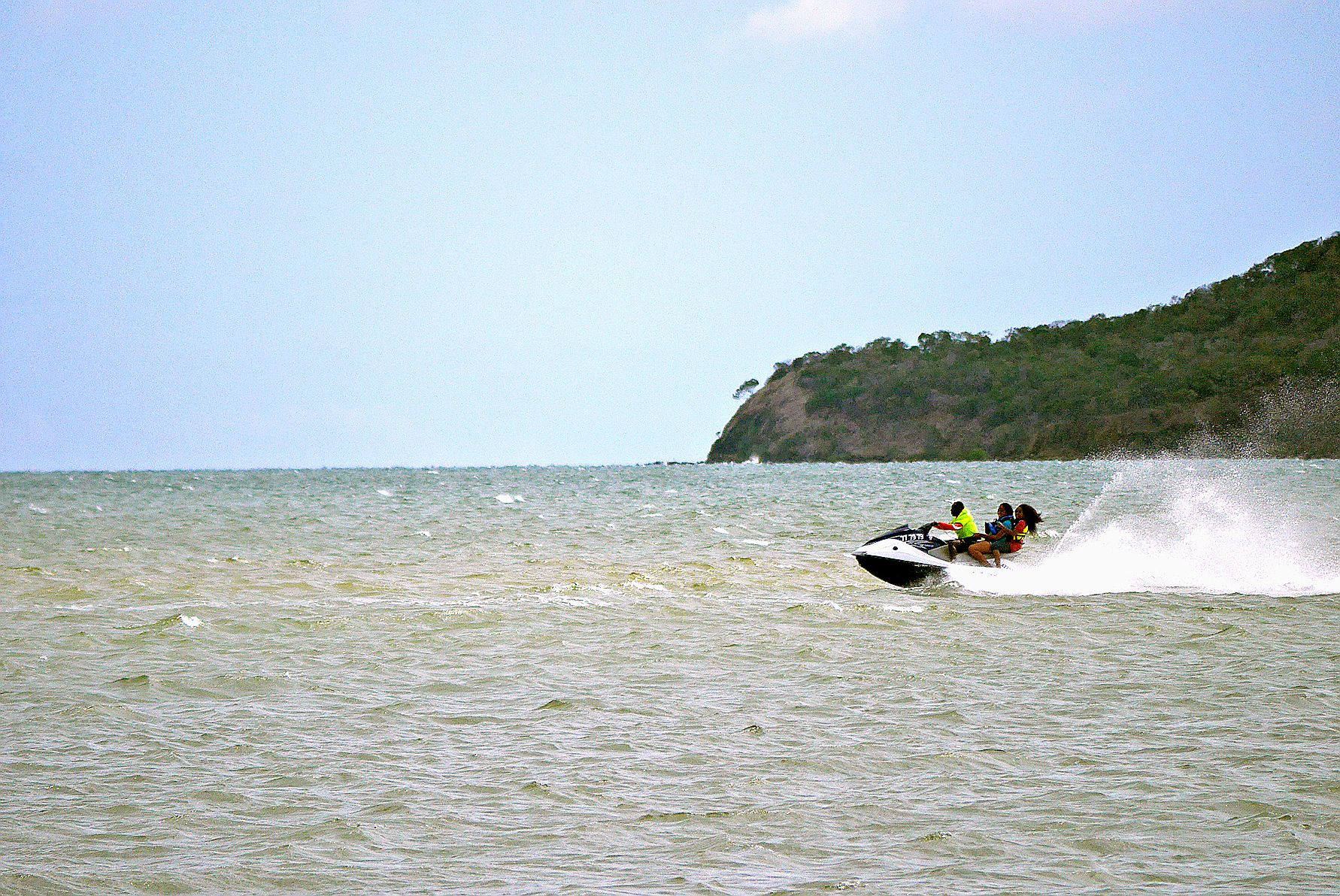 Les cheveux encore trempés, Chloé et Loïc sortent tout juste d’un tour en jet ski. Ils ont le sourire aux lèvres. « Je suis tombé deux fois », s’amuse Chloé. « Ils bombardent, j’ai voltigé », renchérit Loïc. Si ce n’est pas l’activité la plus écologique, 